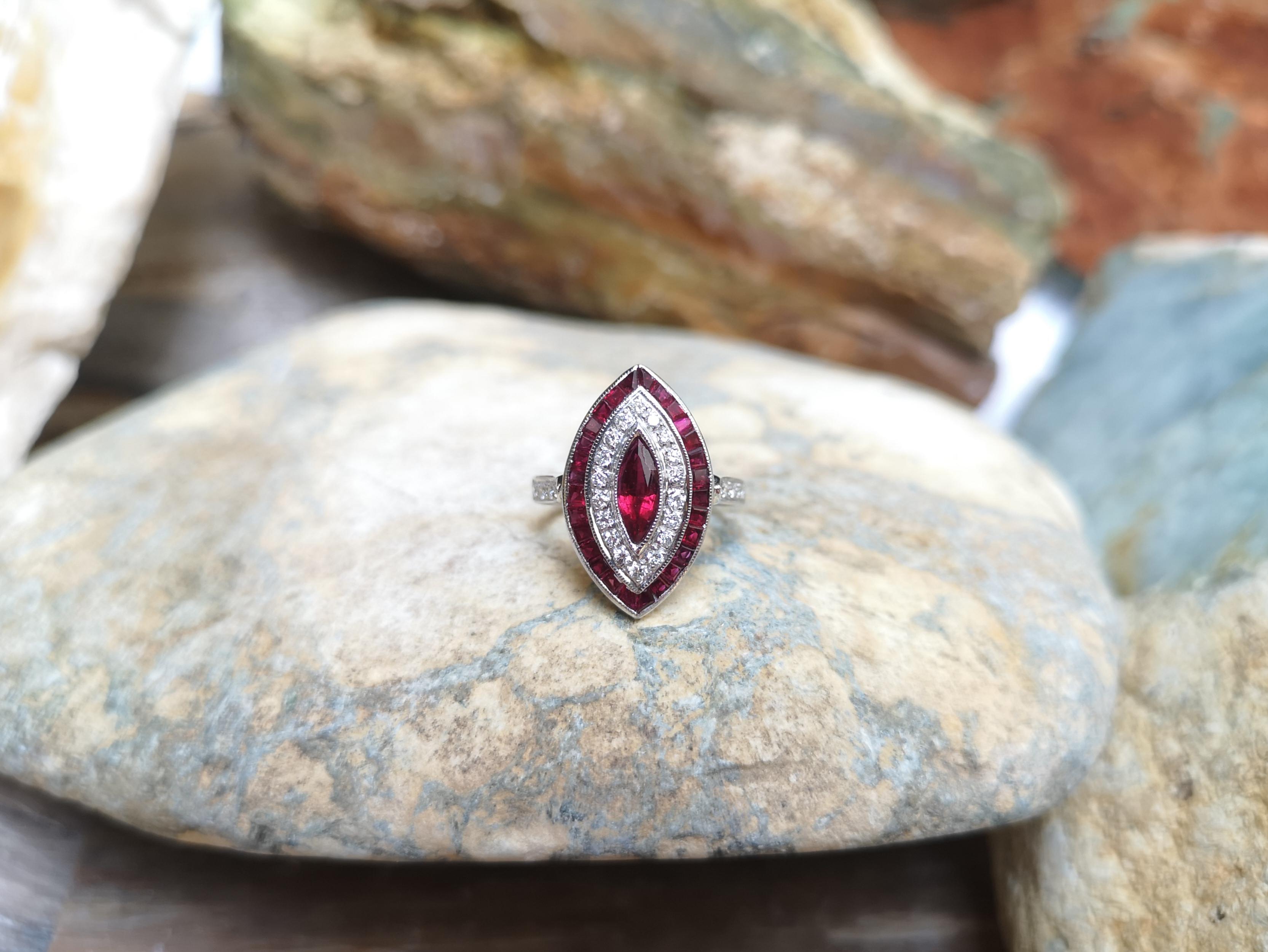 Anillo de Rubí Marquesa con Diamantes engastado en Oro Blanco de 18 Kilates en venta 1