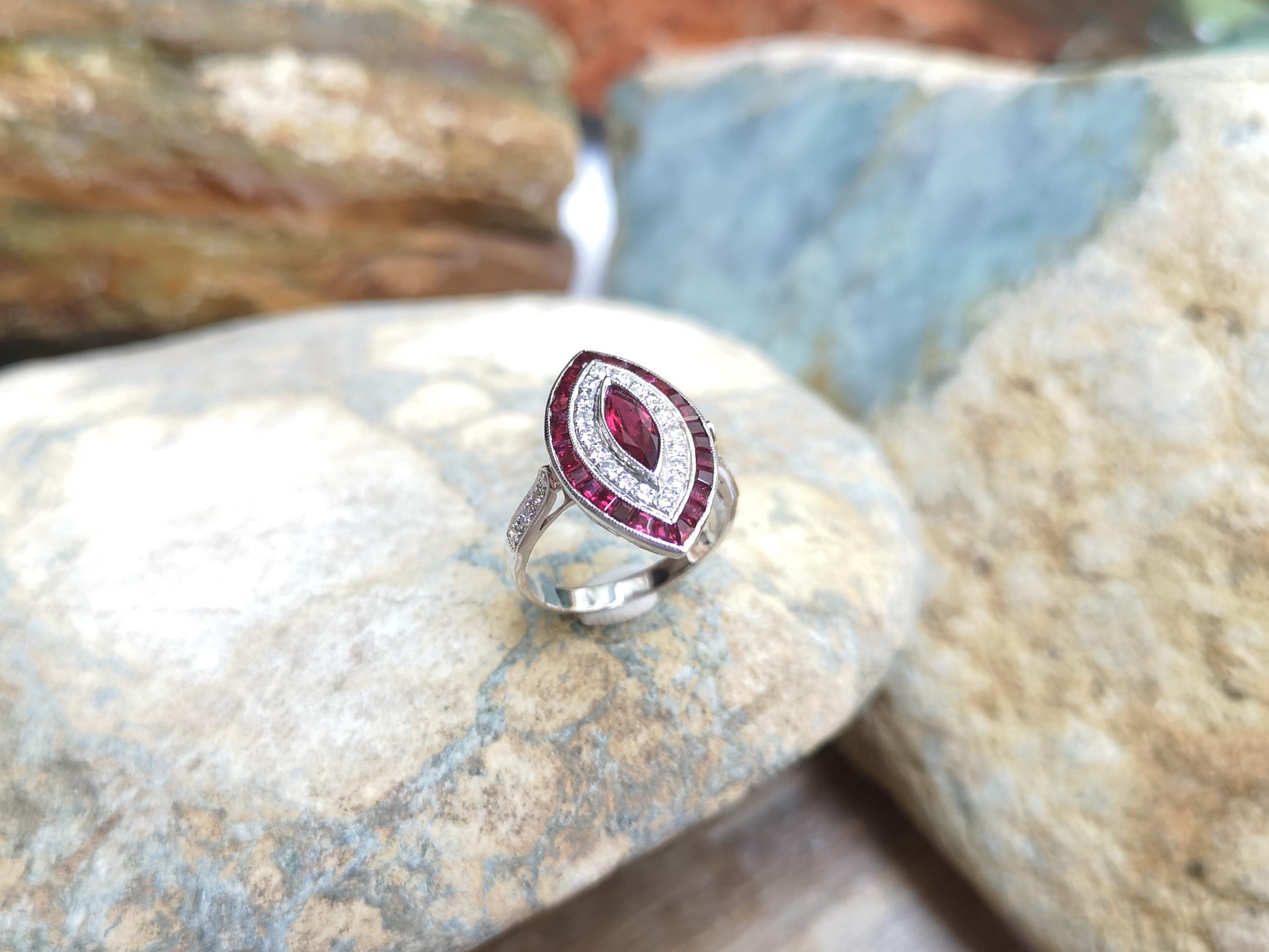 Anillo de Rubí Marquesa con Diamantes engastado en Oro Blanco de 18 Kilates en venta 2