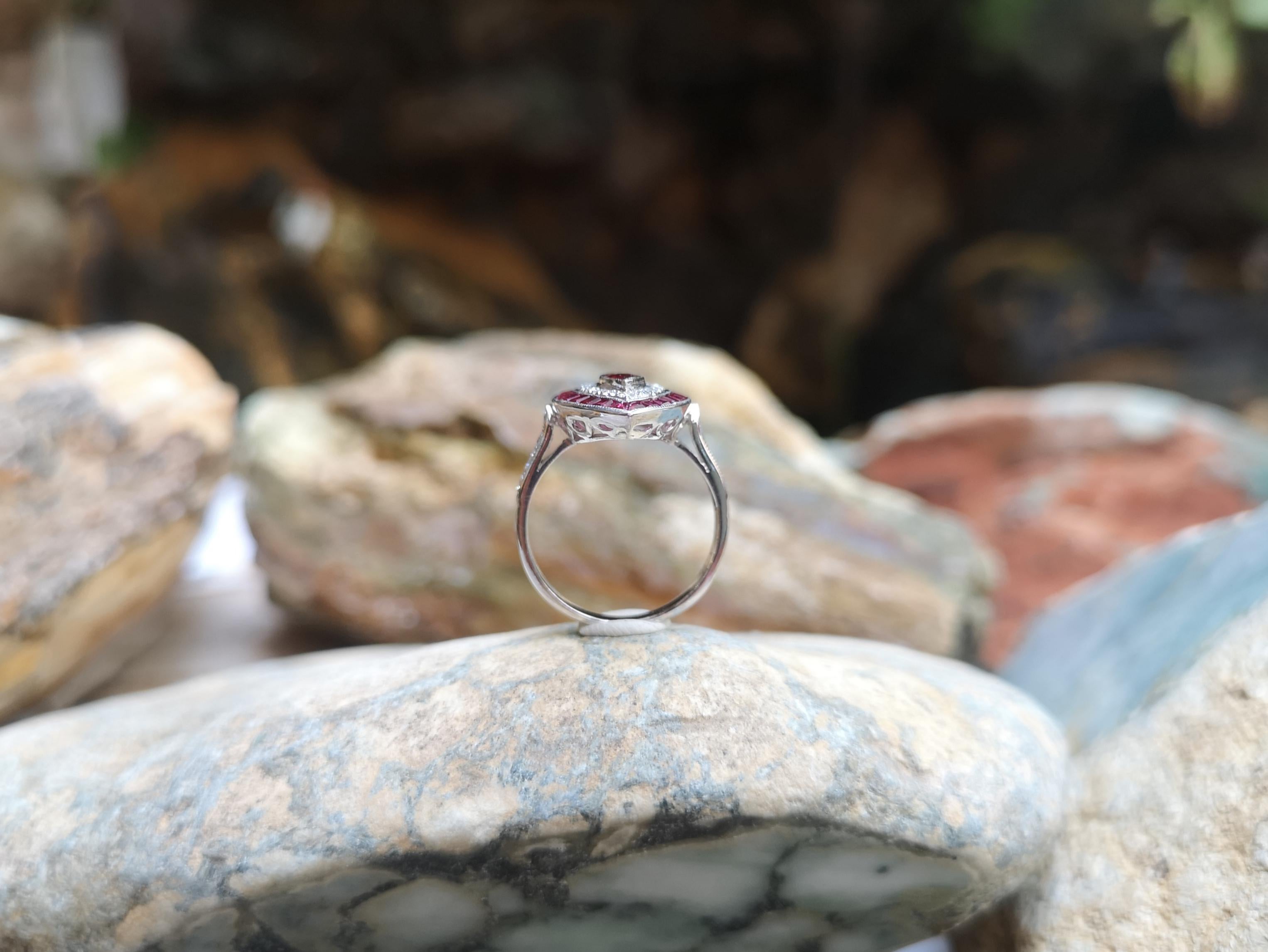 Anillo de Rubí Marquesa con Diamantes engastado en Oro Blanco de 18 Kilates en venta 3