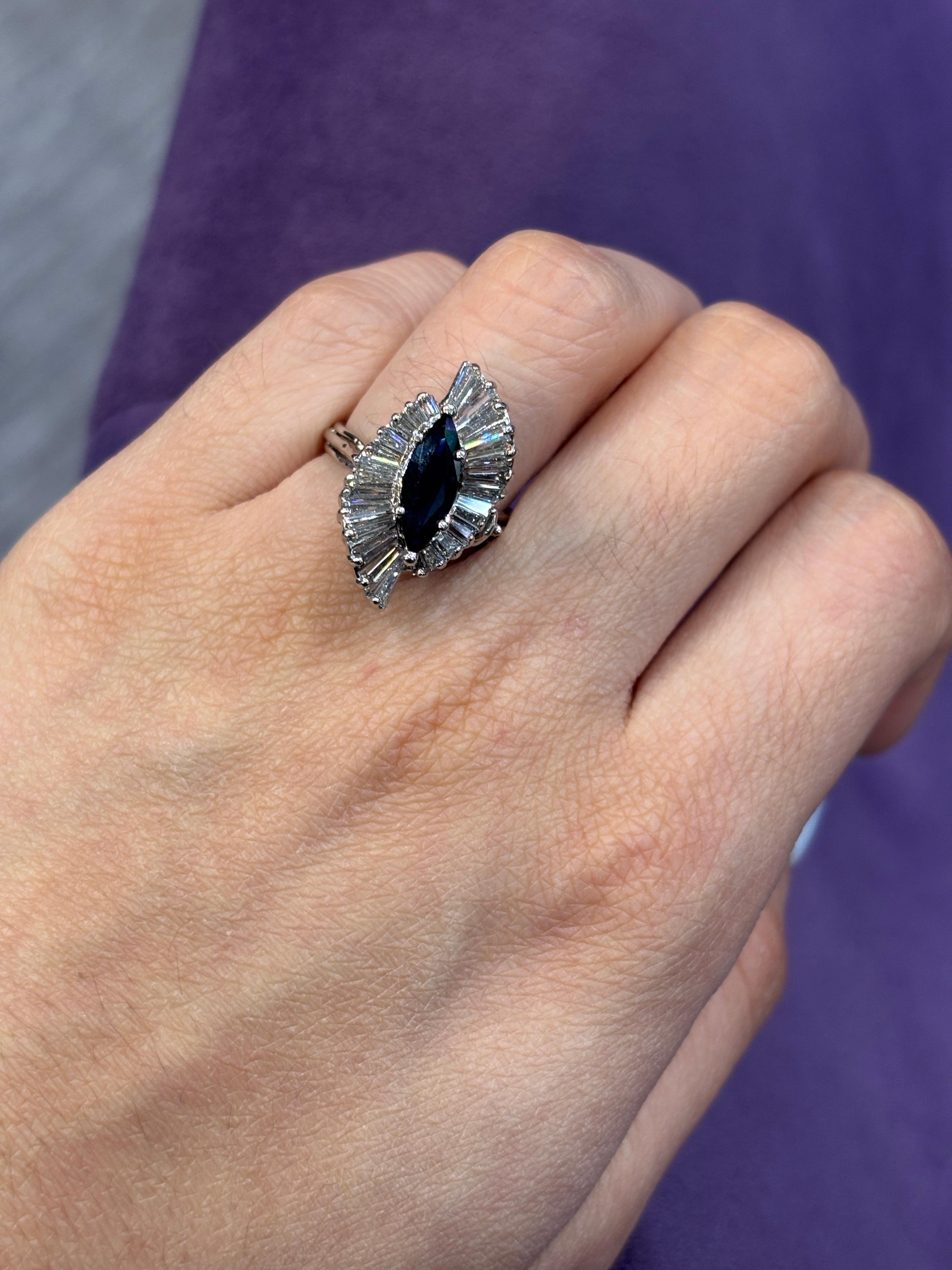 Bague ballerine saphir marquise

Bague ballerine en or blanc sertie d'un saphir central de taille marquise, accompagné de 26 diamants de taille baguette, 

Poids approximatif des diamants : 1,68 carats
Poids approximatif du saphir :  .76