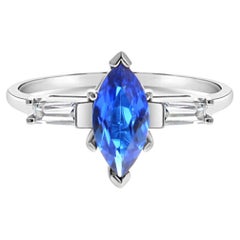 Anello di fidanzamento con zaffiro marquise e diamante, oro bianco 14k