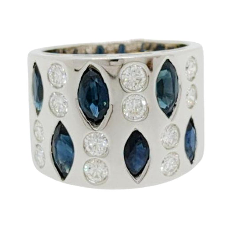 Anello con zaffiro blu a forma di marquise e diamante rotondo in oro bianco 18 carati