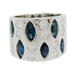 Anello con zaffiro blu a forma di marquise e diamante rotondo in oro bianco 18 carati