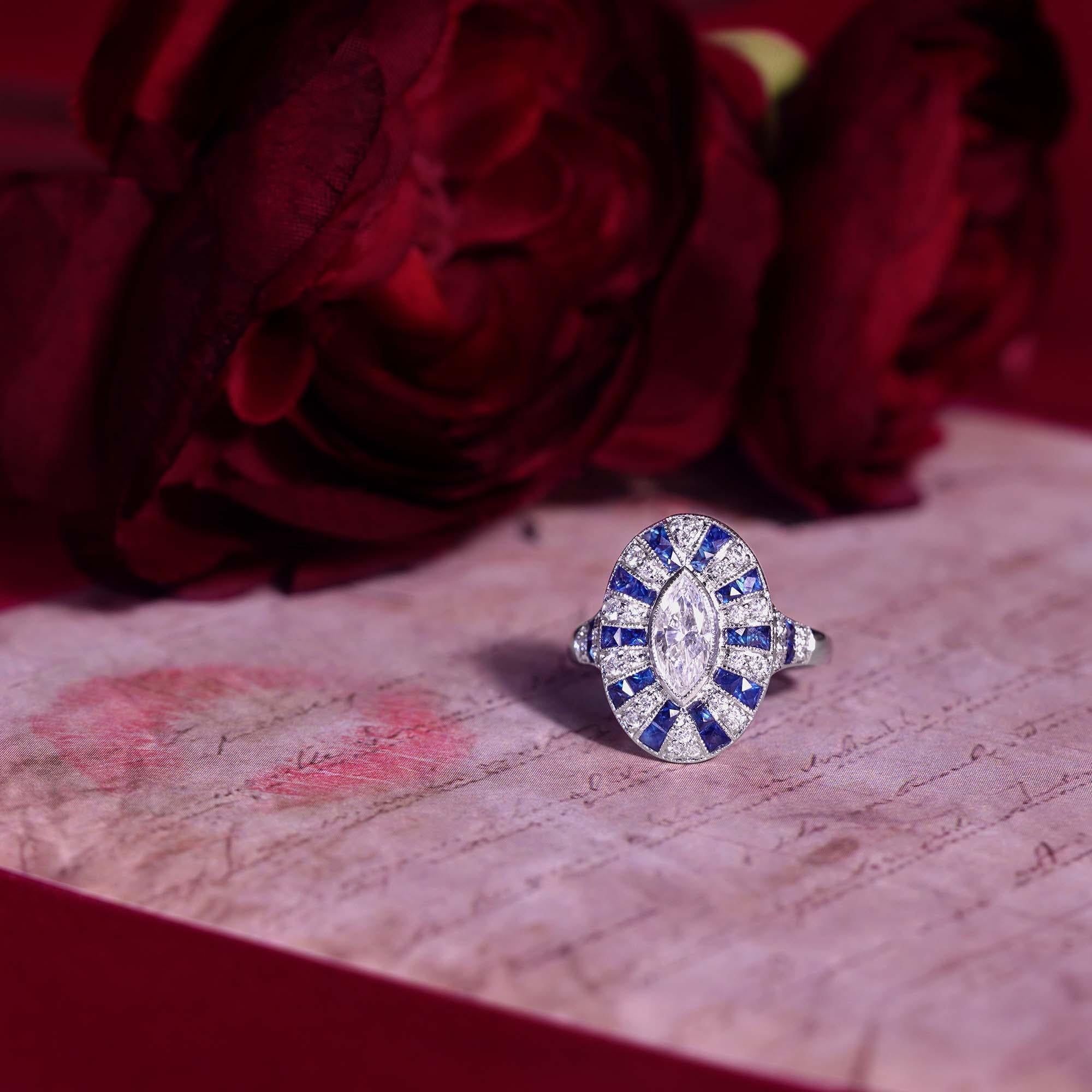 Marquise Shape Diamond & Blue Sapphire Art Deco Style 18K White Gold Shield Ring für Damen oder Herren im Angebot