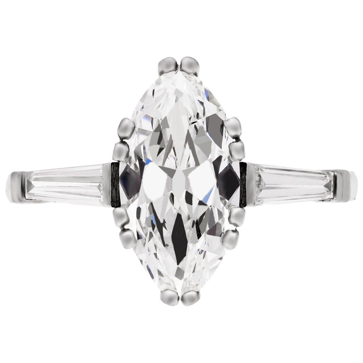 Bague solitaire flanquée de diamants de forme marquise, vers 1950 en vente