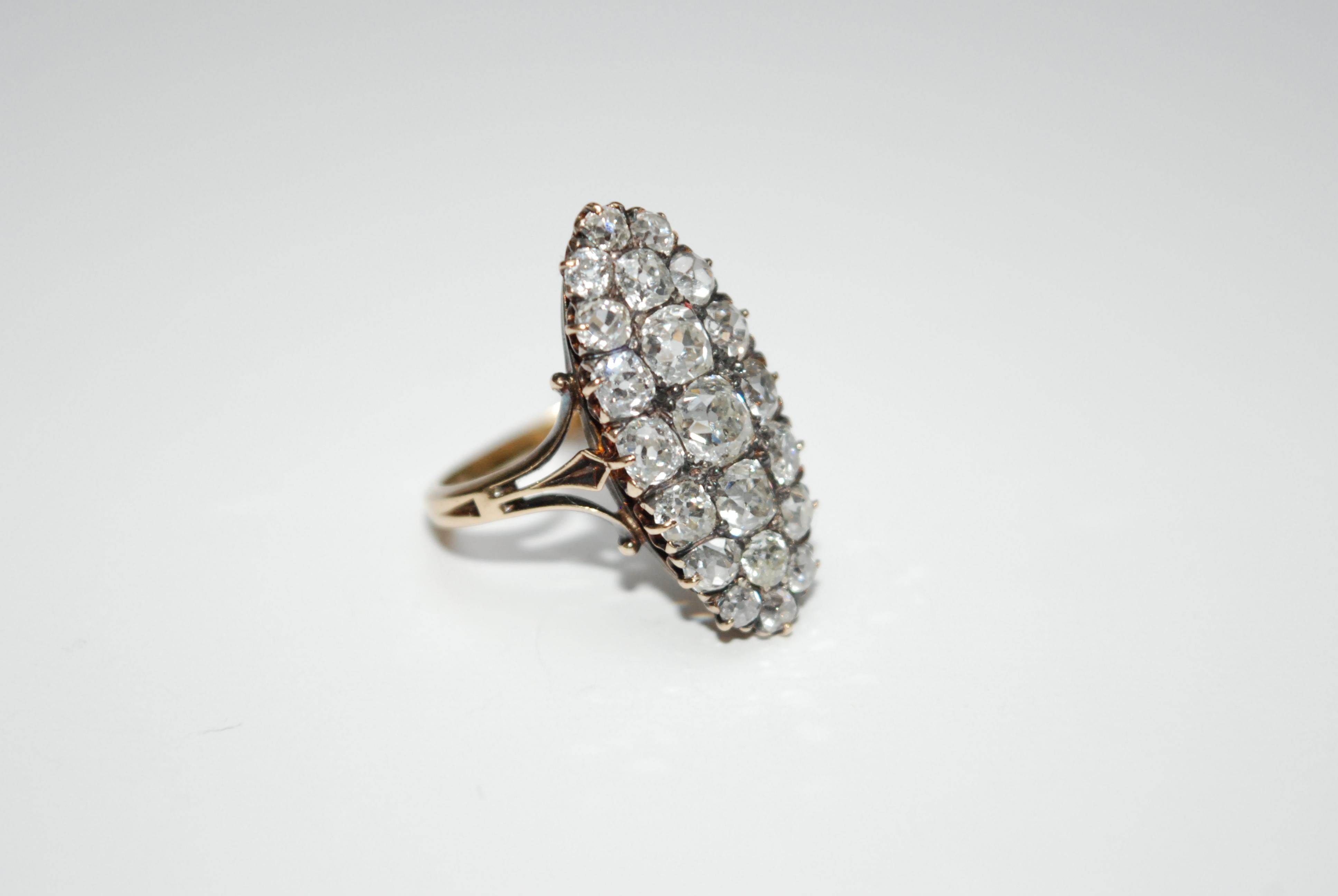 Diamantring in Marquise-Form aus dem späten 19. Jahrhundert, besetzt mit Diamanten im Kissenschliff aus alter Mine, insgesamt etwa 2 ct, Gelbgold.

Größe 55, größenverstellbar.