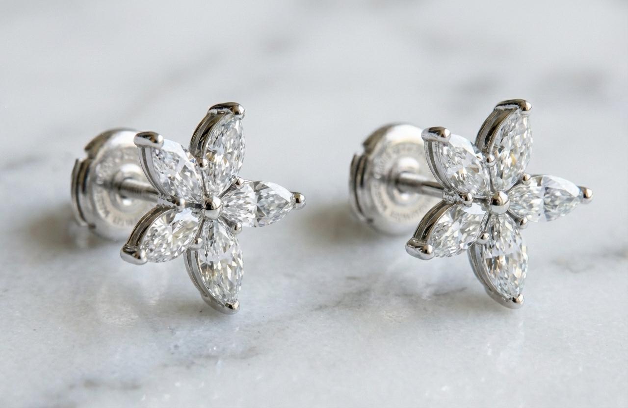 Contemporaneo Orecchini a grappolo di diamanti in platino a forma di marquise in vendita