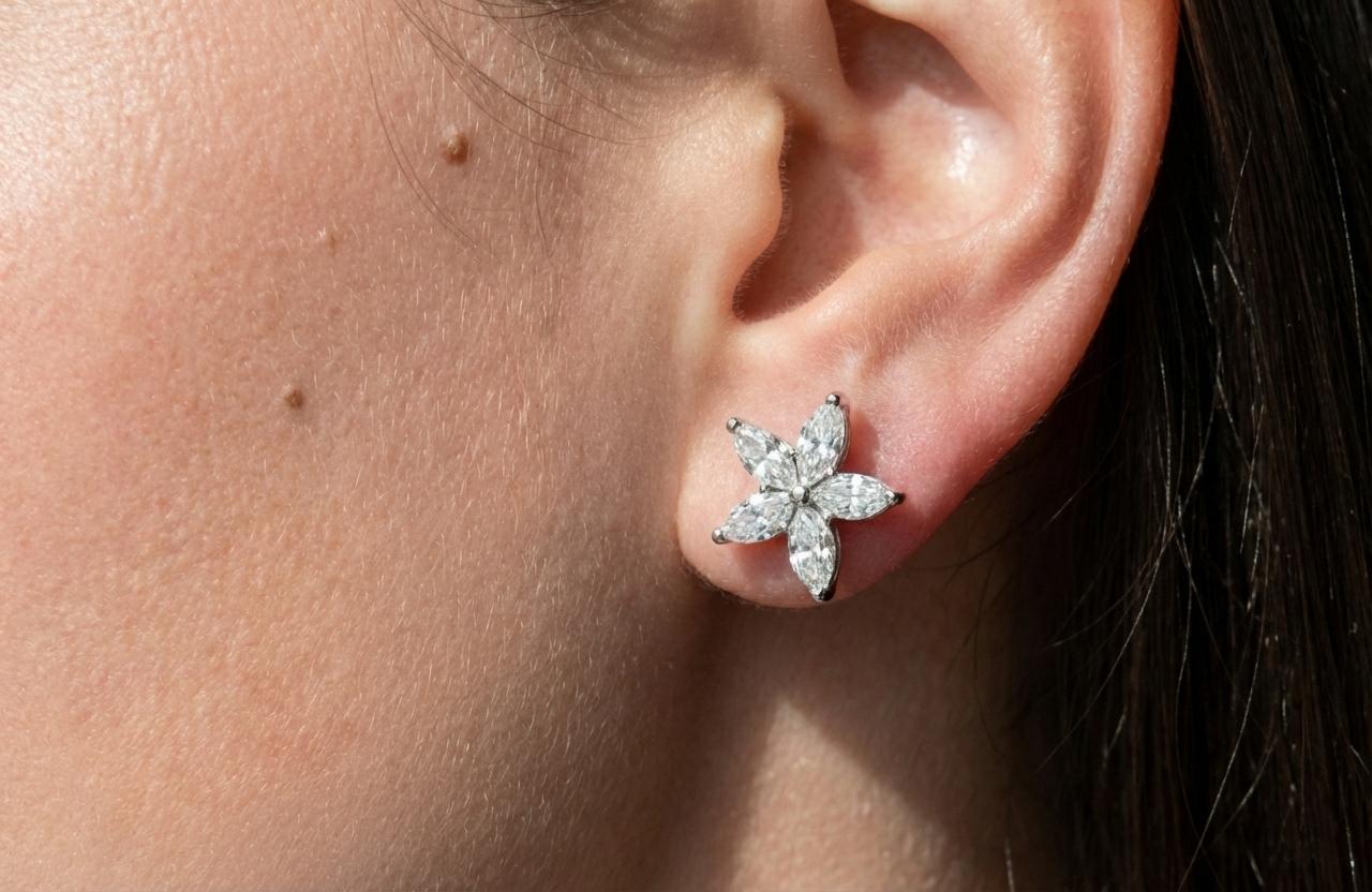 Taglio marquise Orecchini a grappolo di diamanti in platino a forma di marquise in vendita