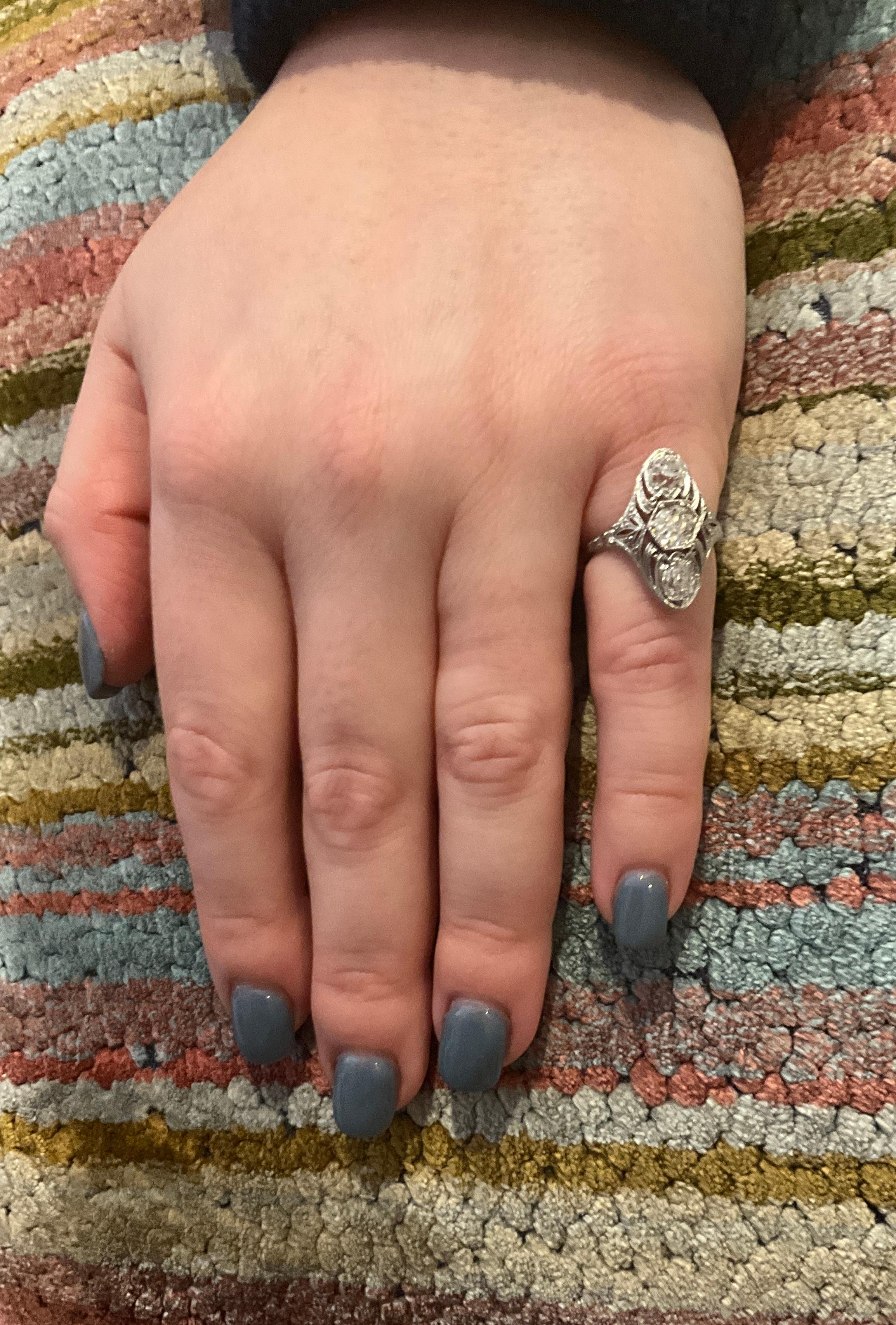 Anello con triplo diamante Art Deco a forma di marquise in vendita 5