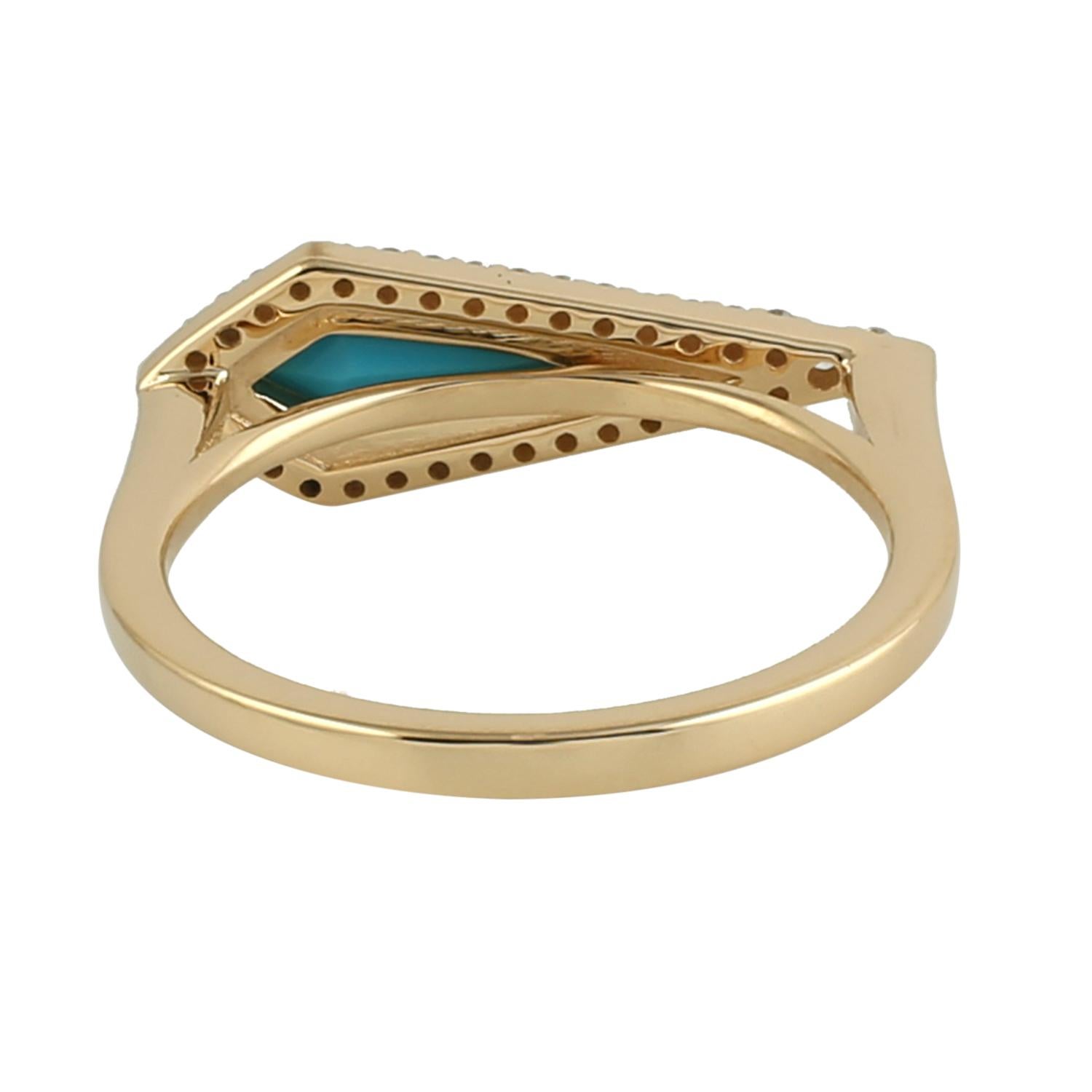 Contemporain Bague cocktail en or jaune 18 carats avec turquoise bleue en forme de marquise et diamants pavés en vente
