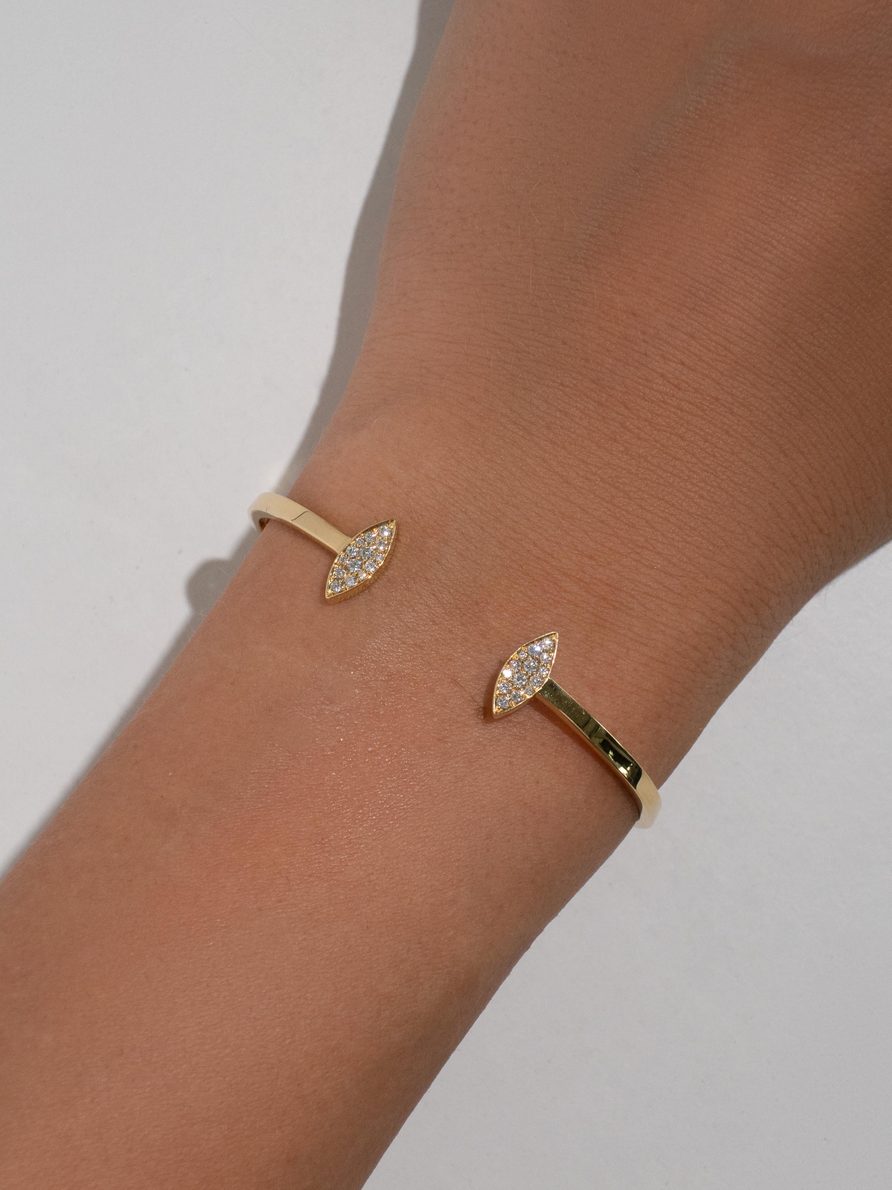 Moderne Bracelet jonc en or jaune 18 carats avec diamants en forme de marquise en vente