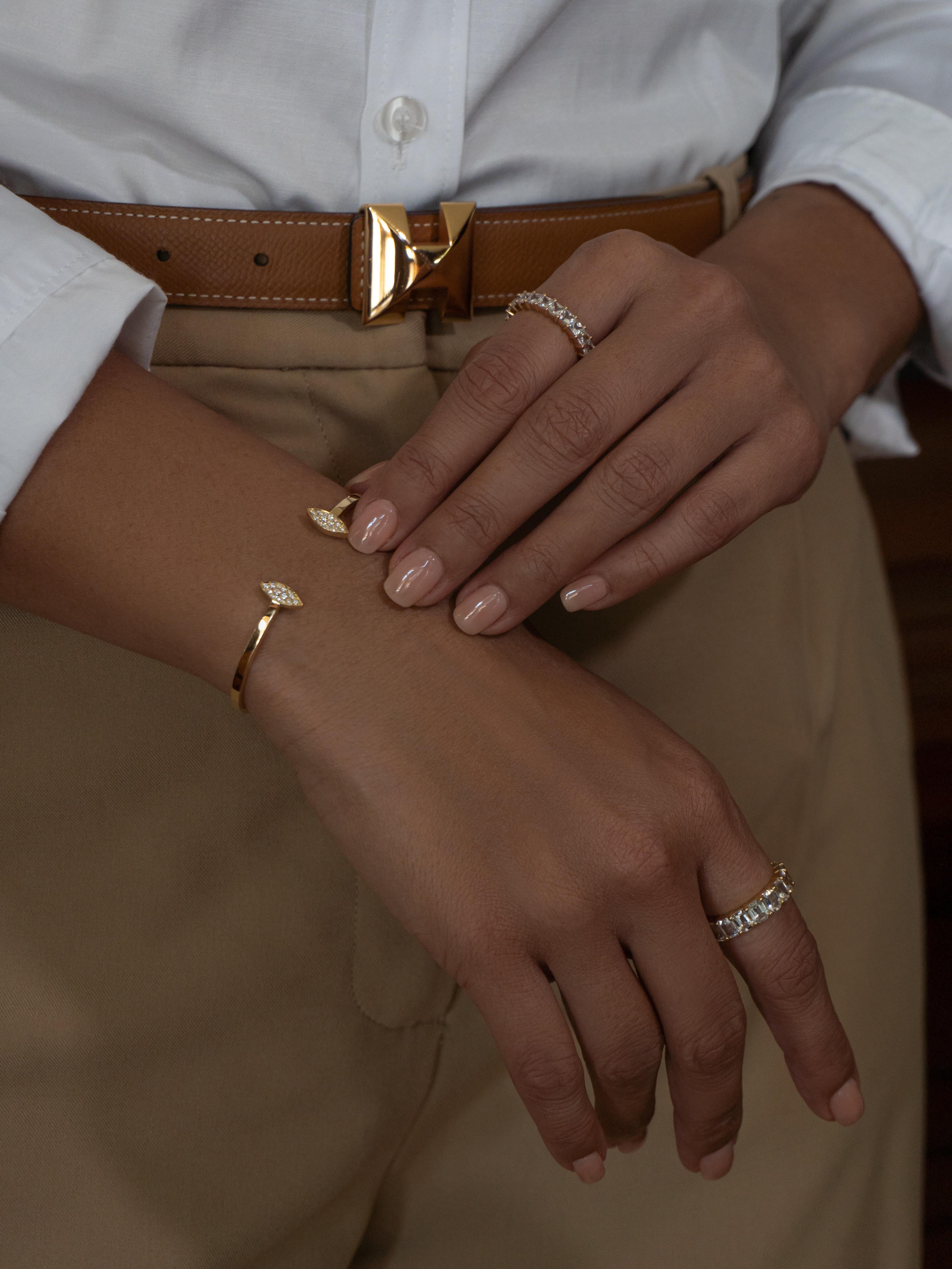 Bracelet jonc en or jaune 18 carats avec diamants en forme de marquise Neuf - En vente à Bangkok, TH