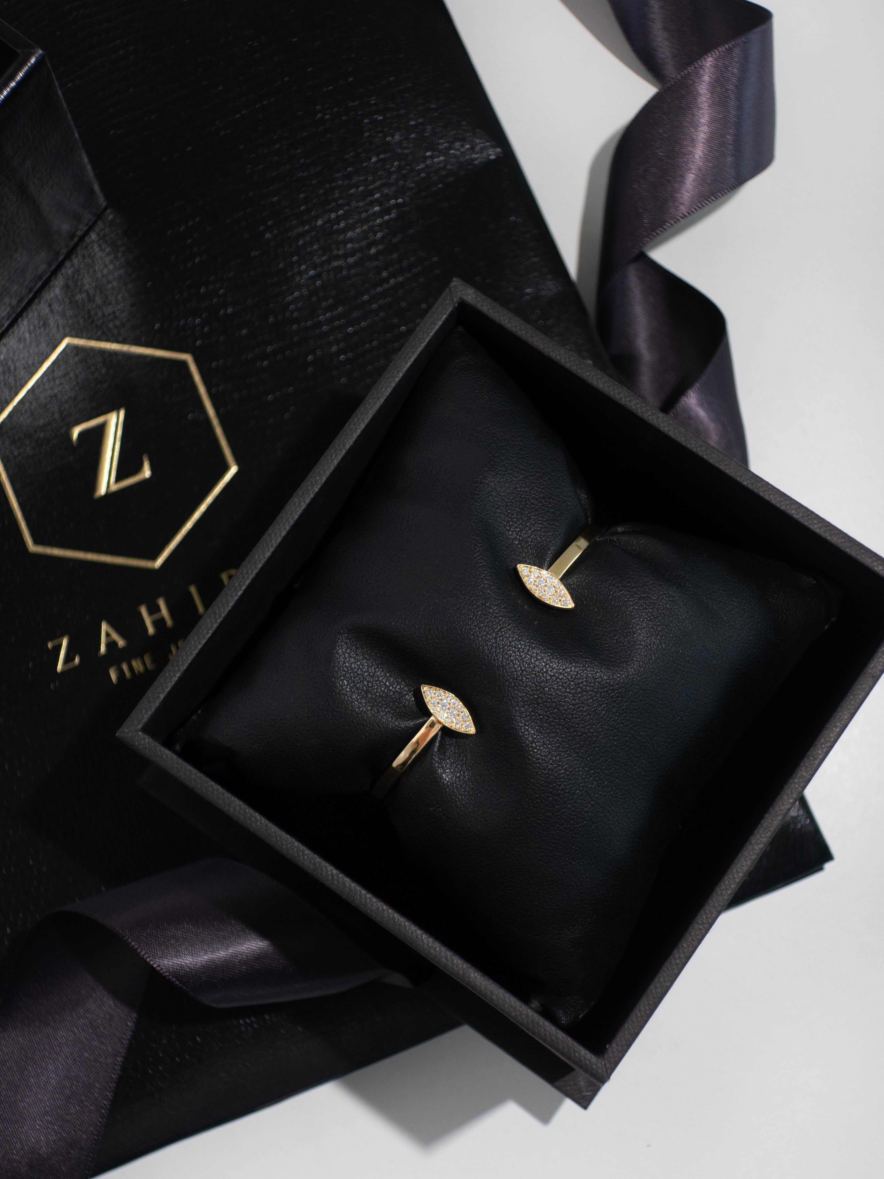 Bracelet jonc en or jaune 18 carats avec diamants en forme de marquise en vente 1