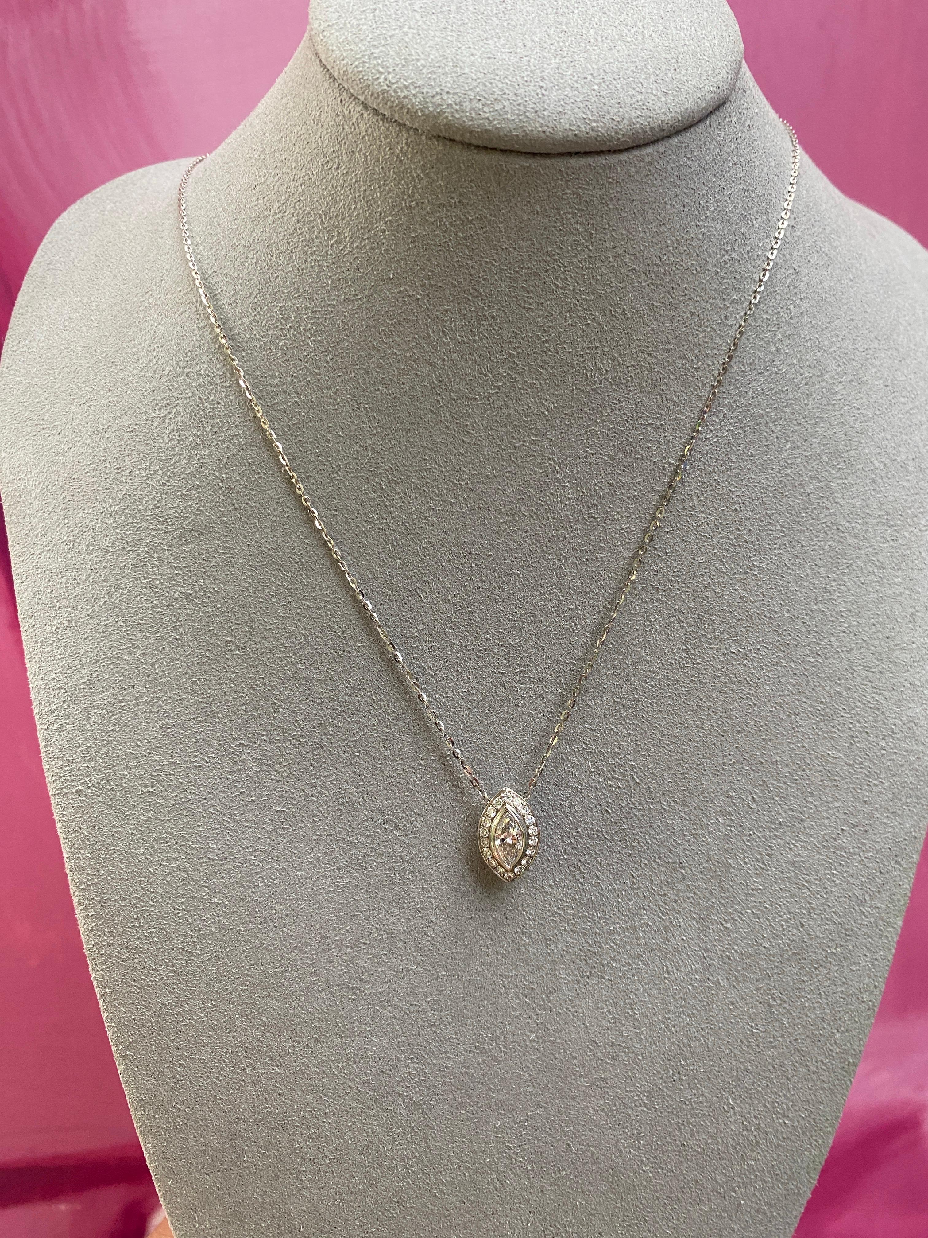 Collana con ciondolo a forma di Marquise con diamanti a raggiera In condizioni Nuovo in vendita a Houston, TX