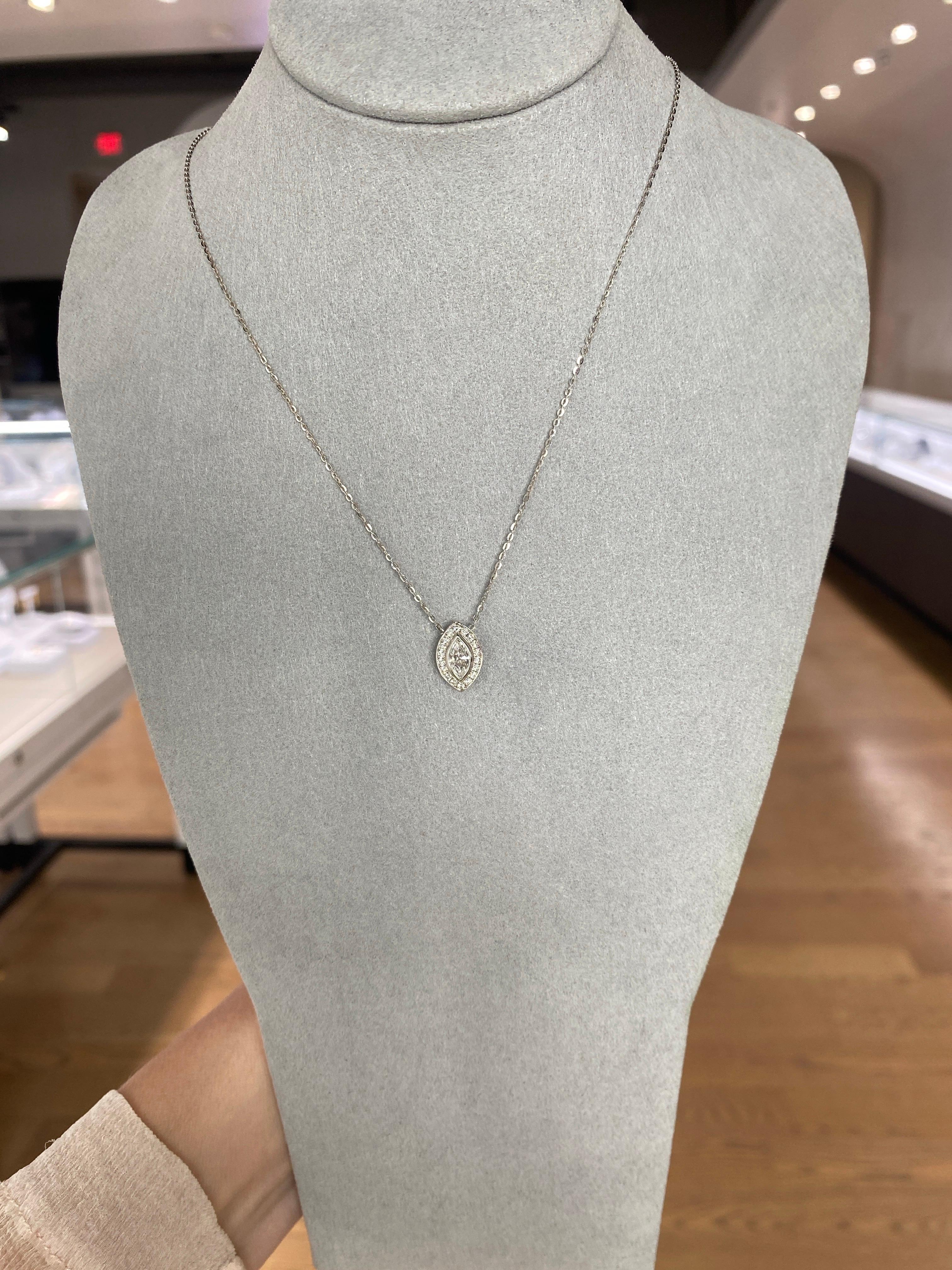 Collana con ciondolo a forma di Marquise con diamanti a raggiera in vendita 2