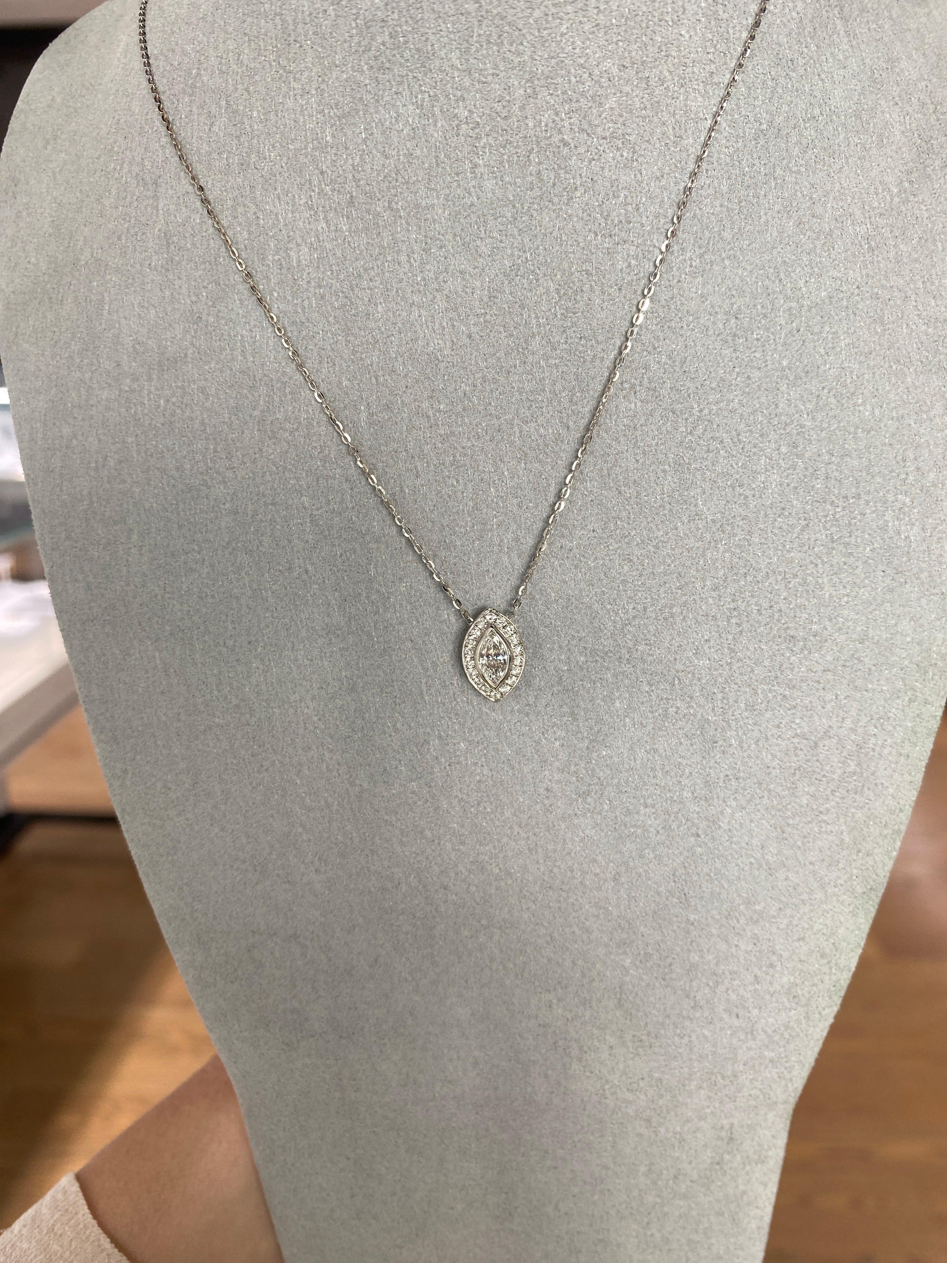 Collana con ciondolo a forma di Marquise con diamanti a raggiera in vendita 4