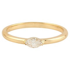Anello a fascia con solitario di diamanti a forma di marquise in oro giallo 18 carati