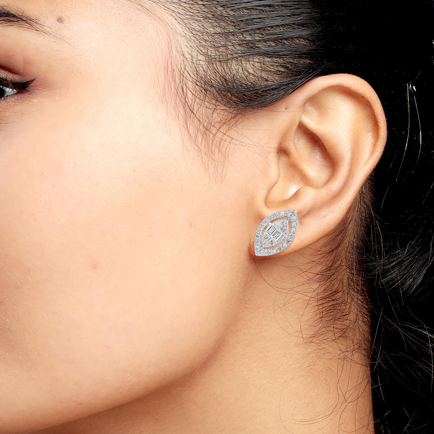 Ces clous d'oreilles minimaux de forme marquise sont réalisés en or blanc massif 18k et sertis de 0,68 carats de diamants. Leur silhouette épurée et leur design raffiné les rendent parfaits pour l'élégance de tous les jours ou une touche finale