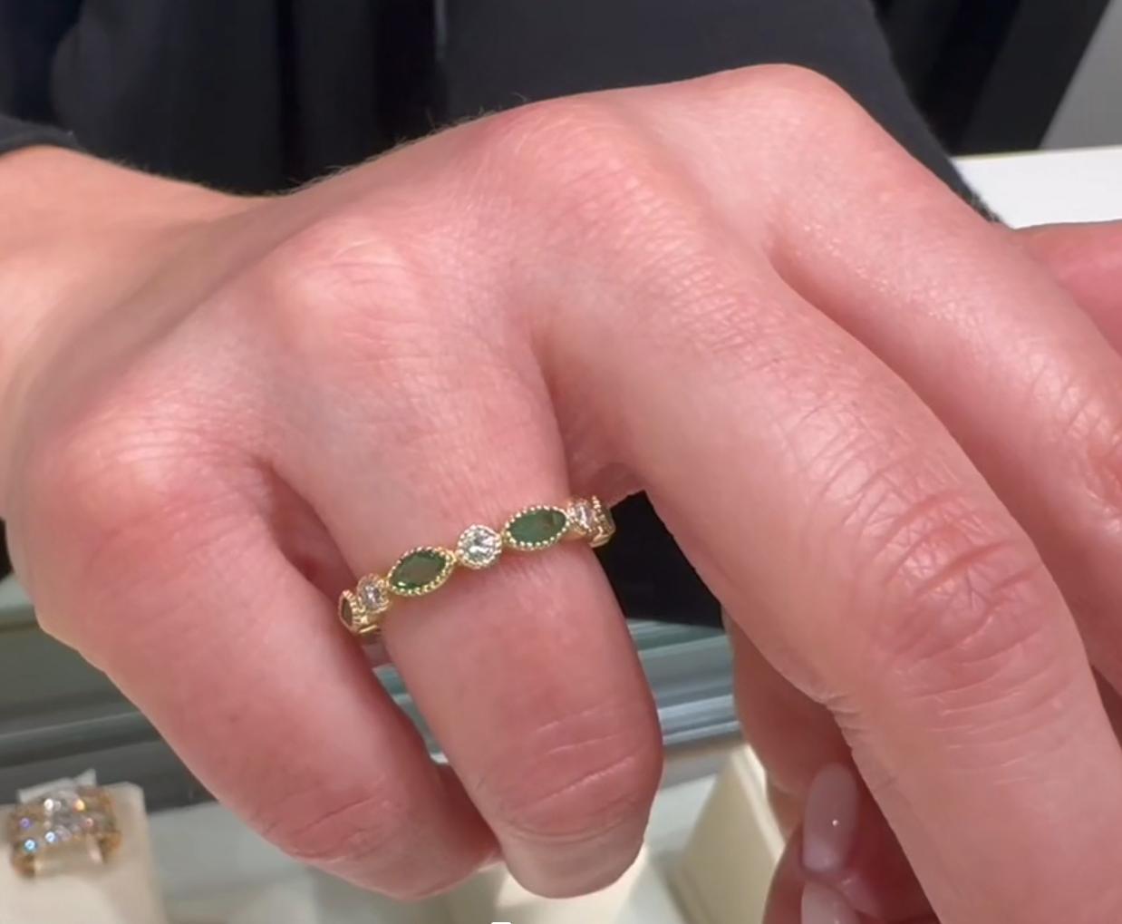 Taille Marquise Bague d'éternité en or jaune 14K avec émeraude et diamant en forme de marquise en vente