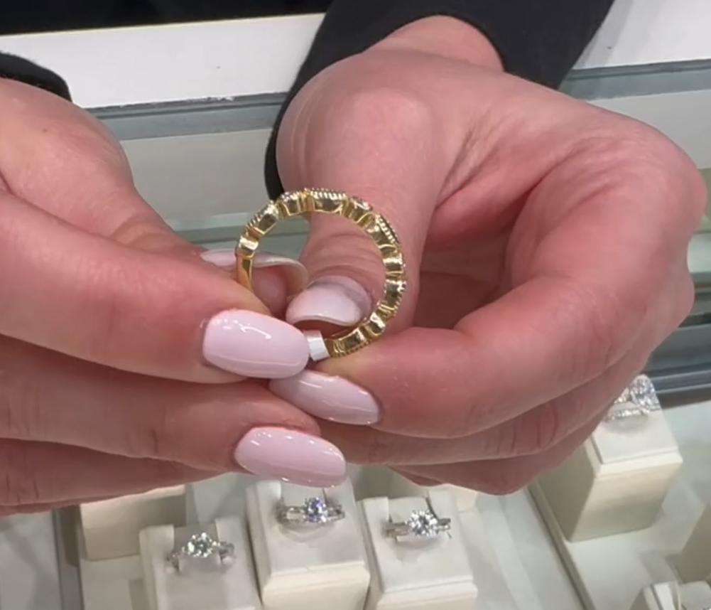 Bague d'éternité en or jaune 14K avec émeraude et diamant en forme de marquise Pour femmes en vente