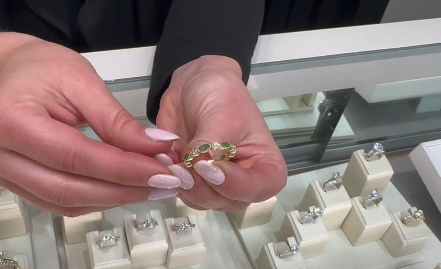 Bague d'éternité en or jaune 14K avec émeraude et diamant en forme de marquise en vente 2