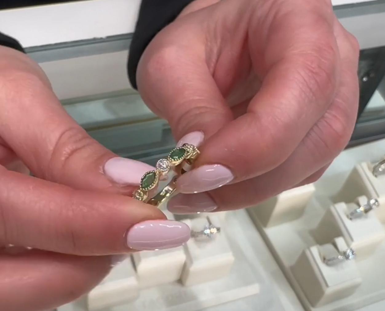 Bague d'éternité en or jaune 14K avec émeraude et diamant en forme de marquise en vente 3