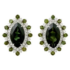 Clous de tourmaline verte en forme de marquise et diamants en or blanc 18 carats