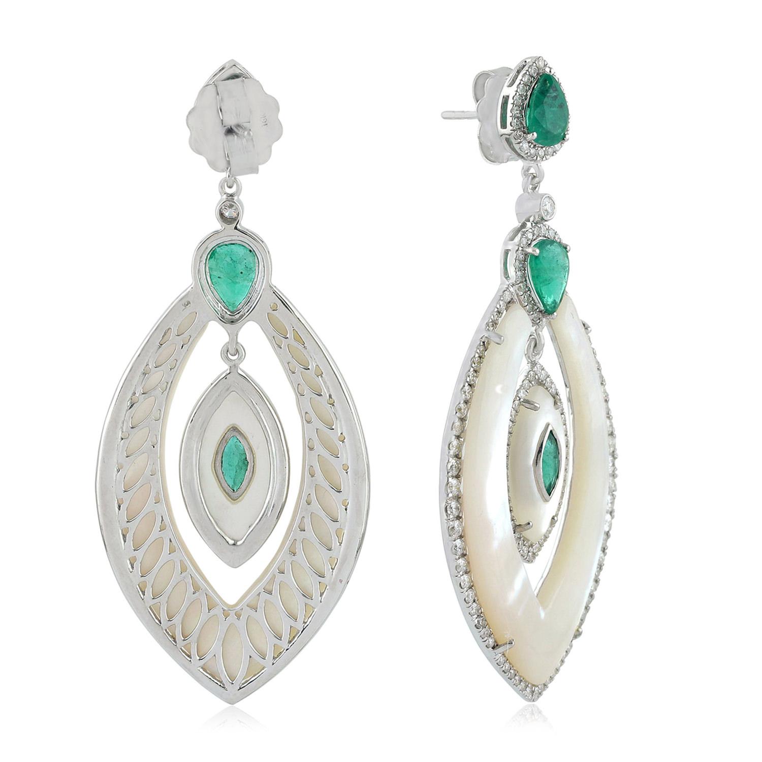 Marquise-förmige Perlmutt-Ohrringe mit Smaragd und Diamanten (Kunsthandwerker*in)