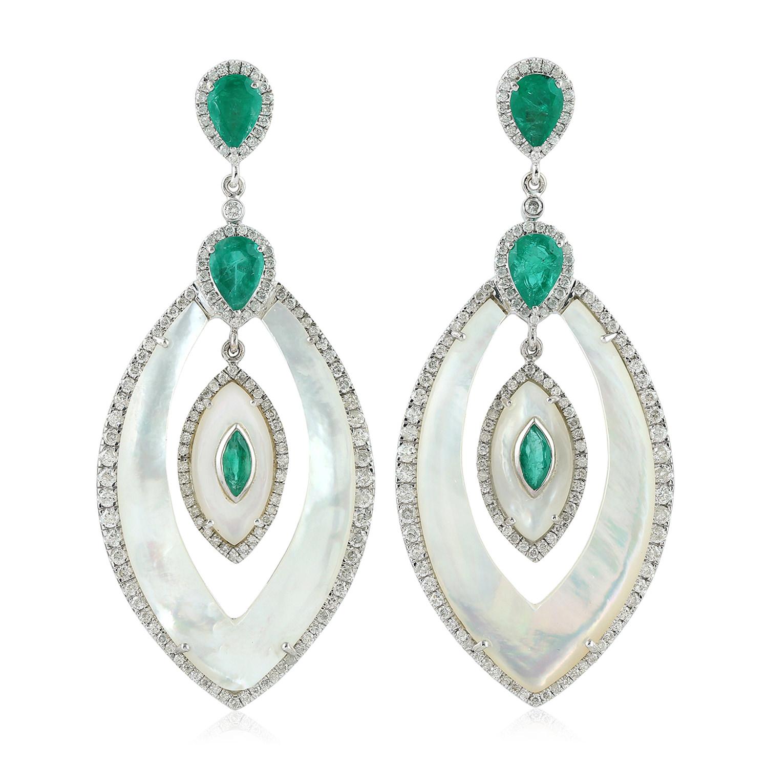 Marquise-förmige Perlmutt-Ohrringe mit Smaragd und Diamanten (Gemischter Schliff)