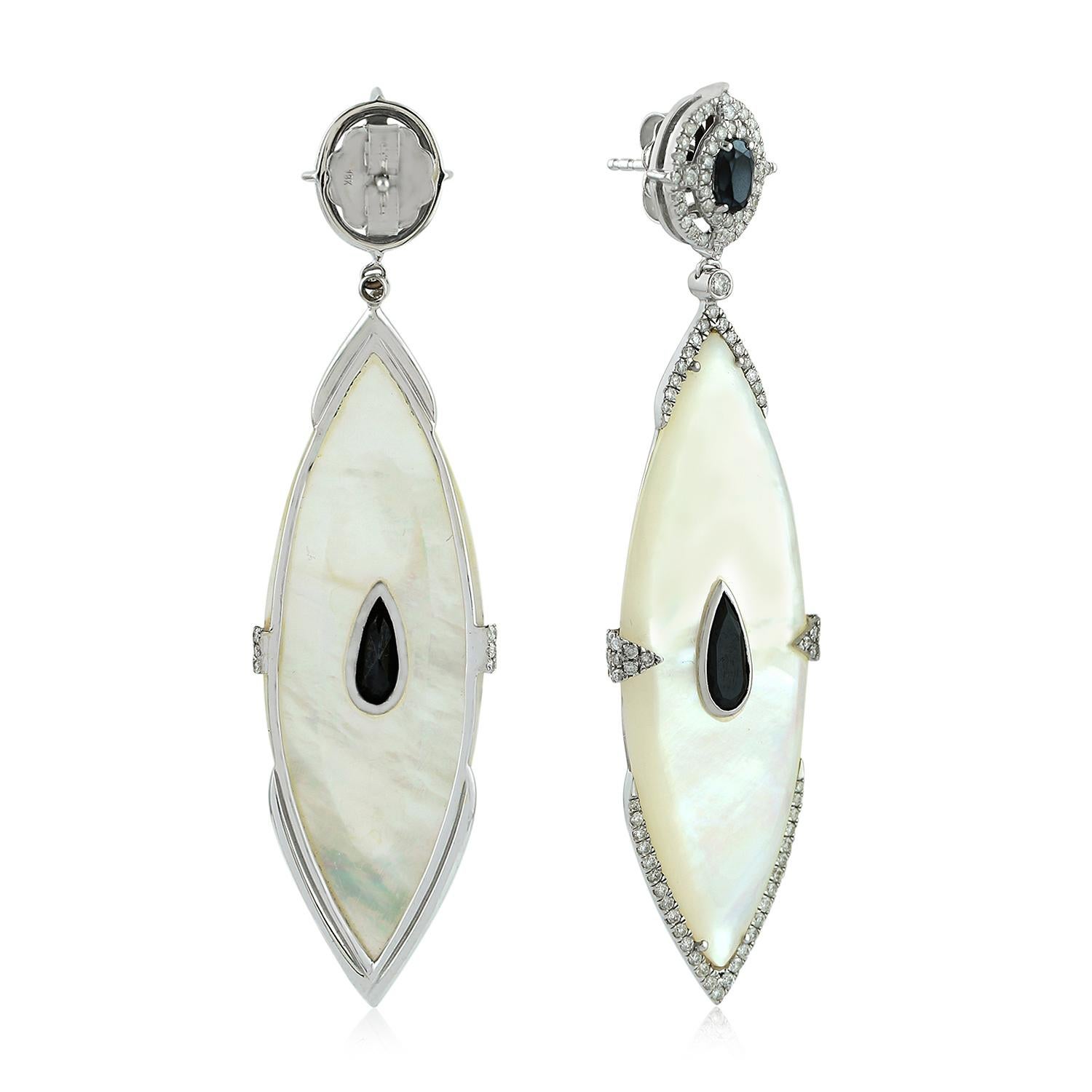 Chic and pretty this Marquee shape Mother Of Pearl Earring with Spinel and Diamonds is set in 18K white gold.

Closure: Push Post

18KT: 11.652g
Diamond: 1.50ct
Mother Of Pearl: 22.68ct
SPINEL: 2.96ct