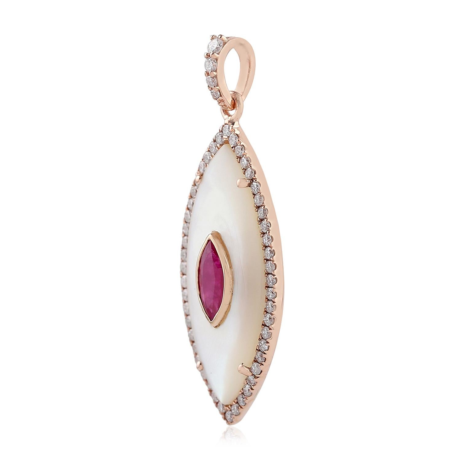 Artigiano Ciondolo di madreperla a forma di marquise con rubino e daimonds in oro 18k in vendita
