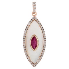 Marquise-Anhänger aus Perlmutt in Marquiseschliff mit Rubin und Diamanten aus 18 Karat Gold
