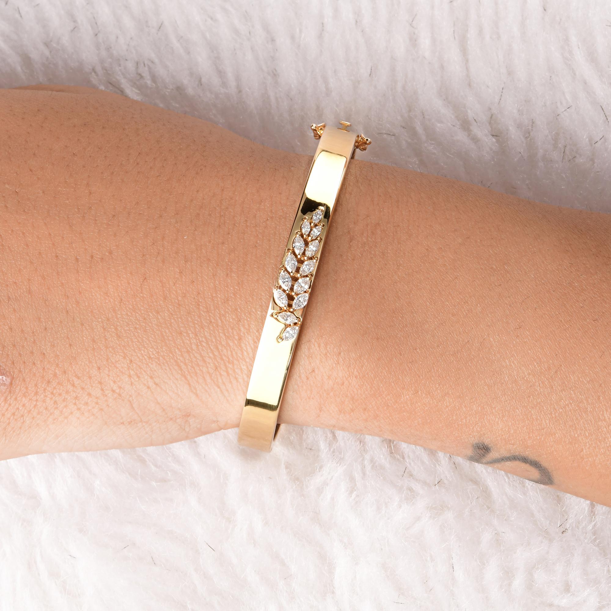 Bracciale con cluster di diamanti Marquise SI/H in oro giallo 18 carati Tutte le tariffe pagate
Questo braccialetto di grande effetto è caratterizzato da diamanti taglio marquise tempestati da un gruppo di foglie sul braccialetto bangle in oro