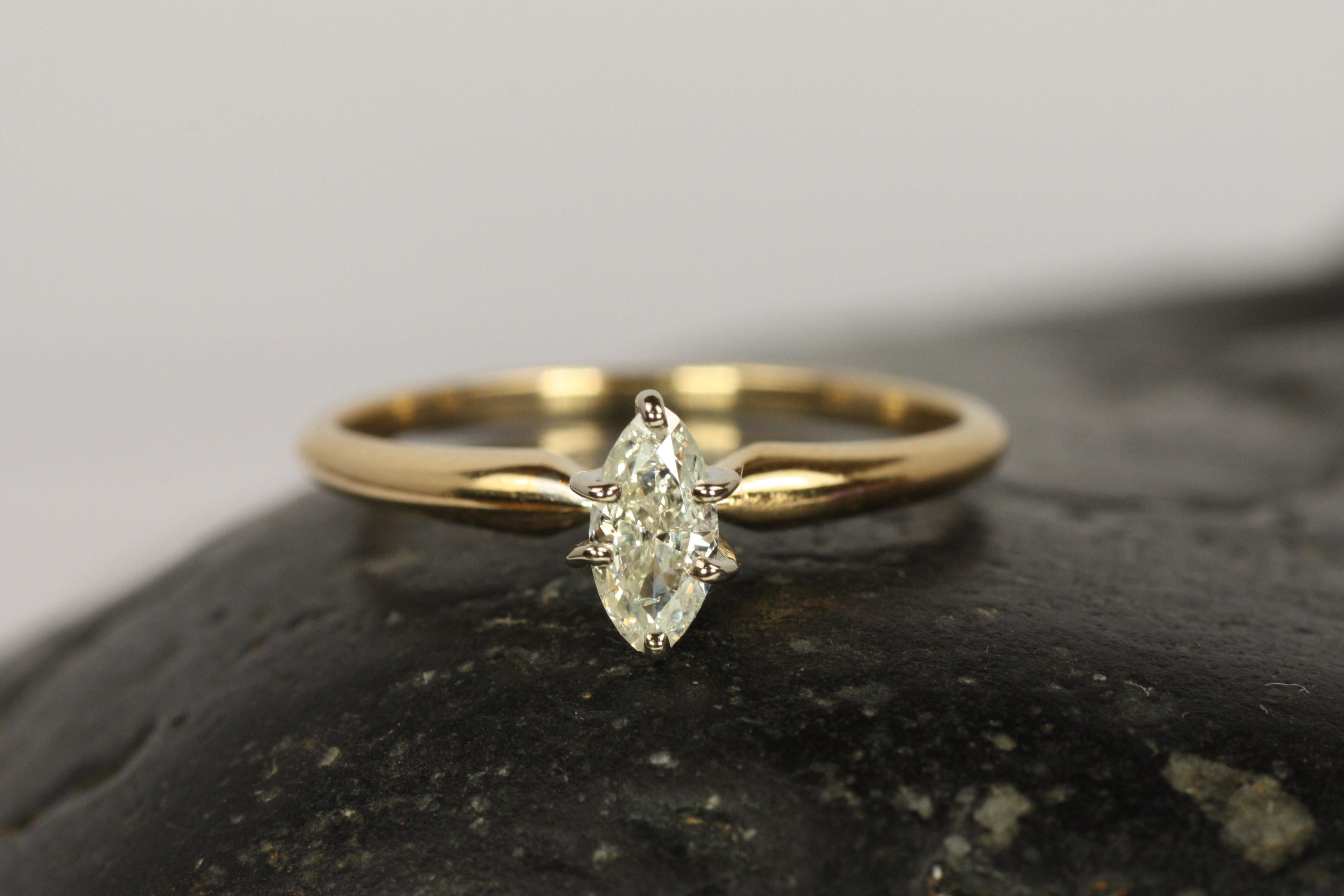 Marquise Solitaire Engagement Ring – 0.23ct Diamond in 14K Gold en vente 2
