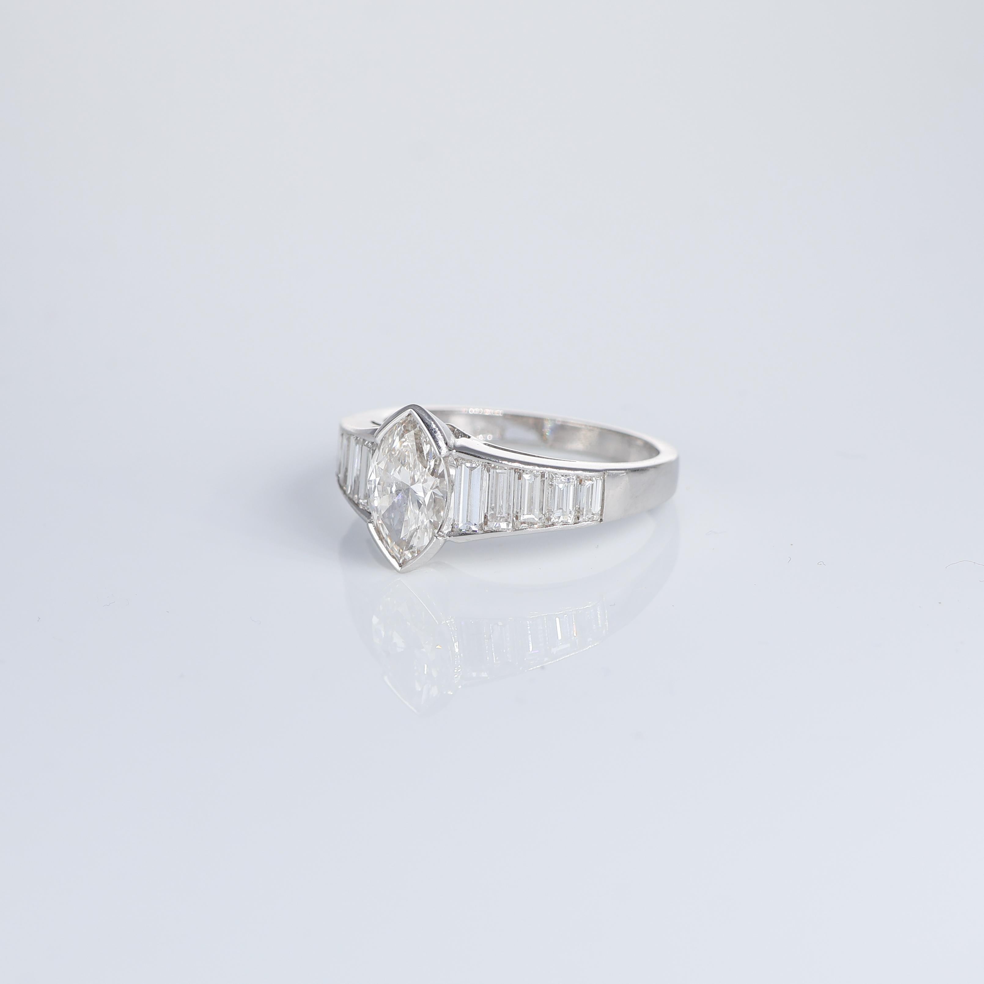 Taglio marquise Anello solitario Marquise  Diamante 1,06 carati e Baguette 1,27 carati Oro bianco in vendita