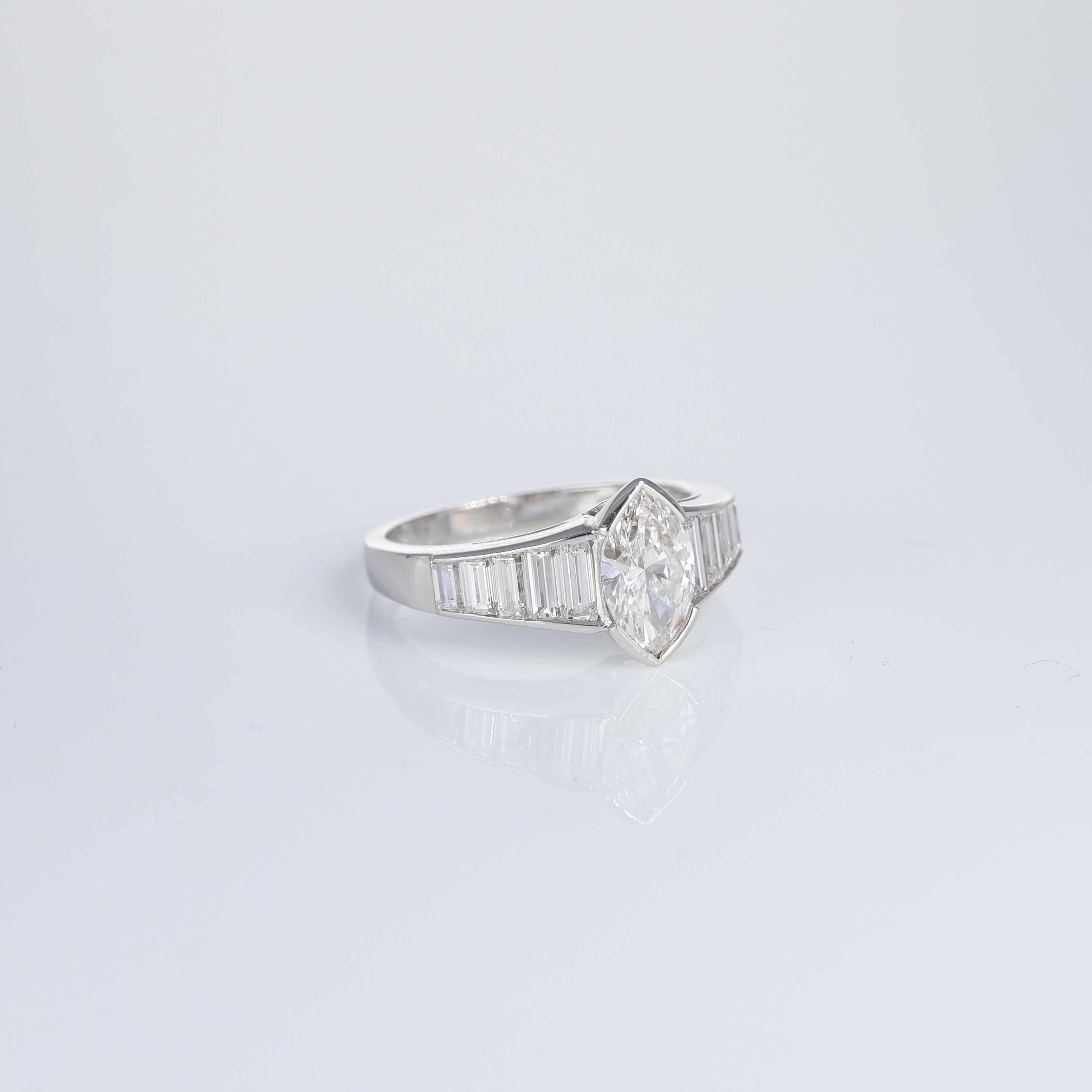 Anello solitario Marquise  Diamante 1,06 carati e Baguette 1,27 carati Oro bianco In condizioni Nuovo in vendita a Bergamo, BG