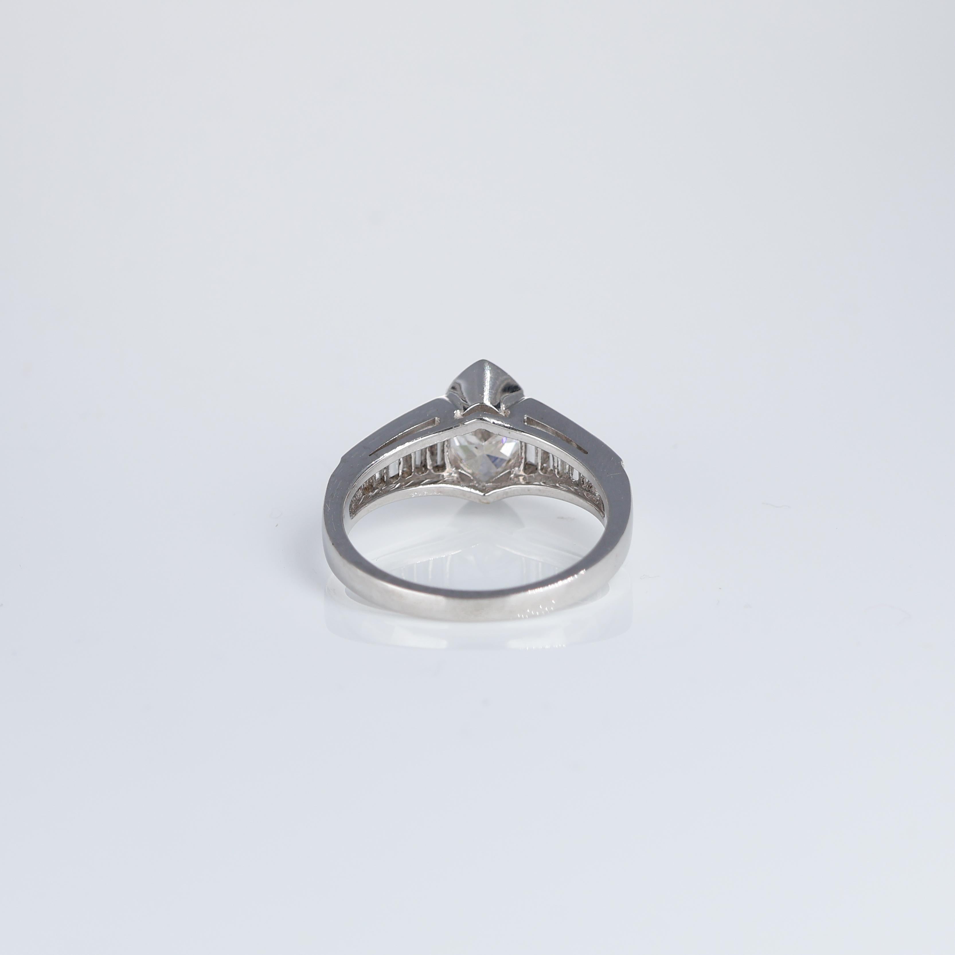 da uomo o donna Anello solitario Marquise  Diamante 1,06 carati e Baguette 1,27 carati Oro bianco in vendita