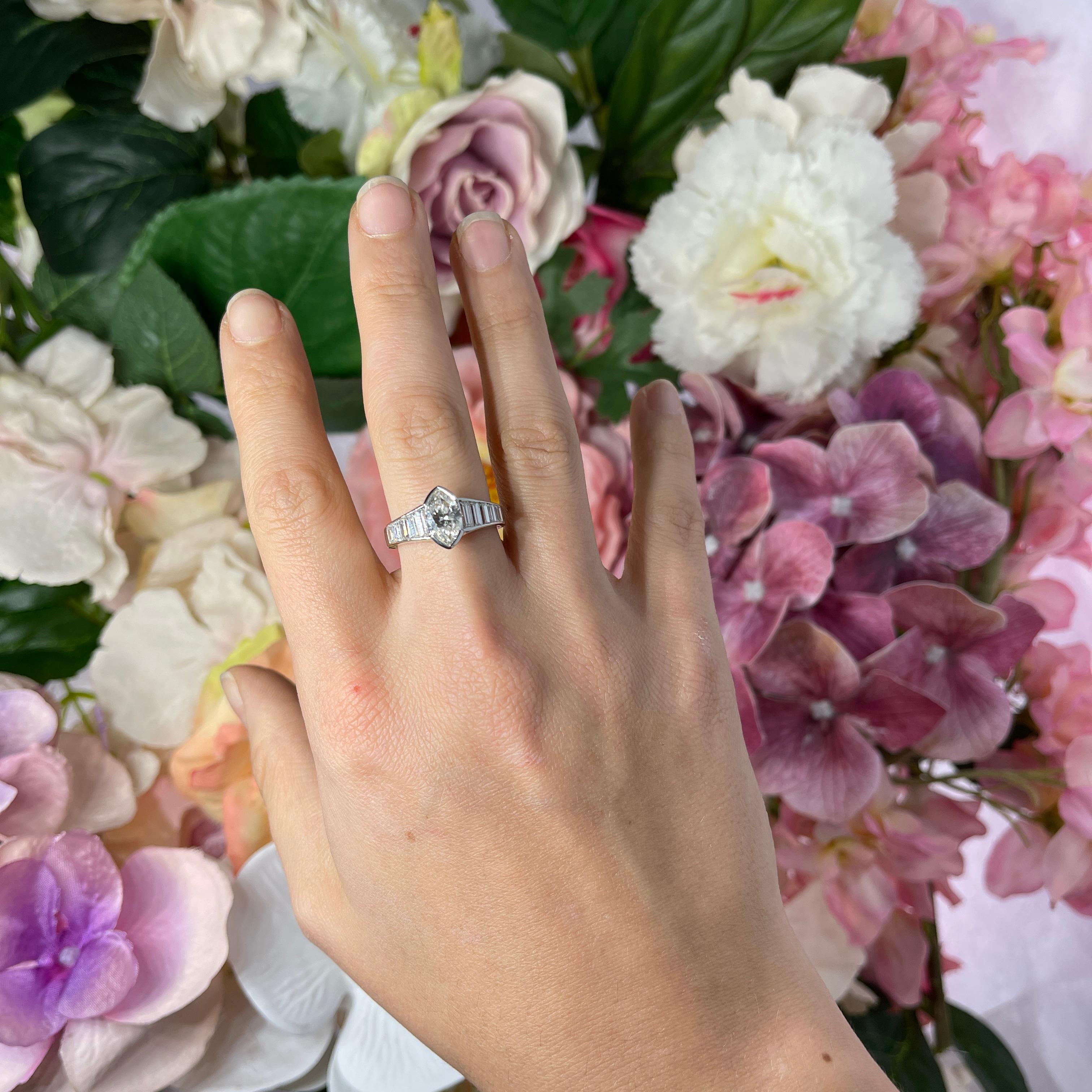 Anello solitario Marquise  Diamante 1,06 carati e Baguette 1,27 carati Oro bianco in vendita 1