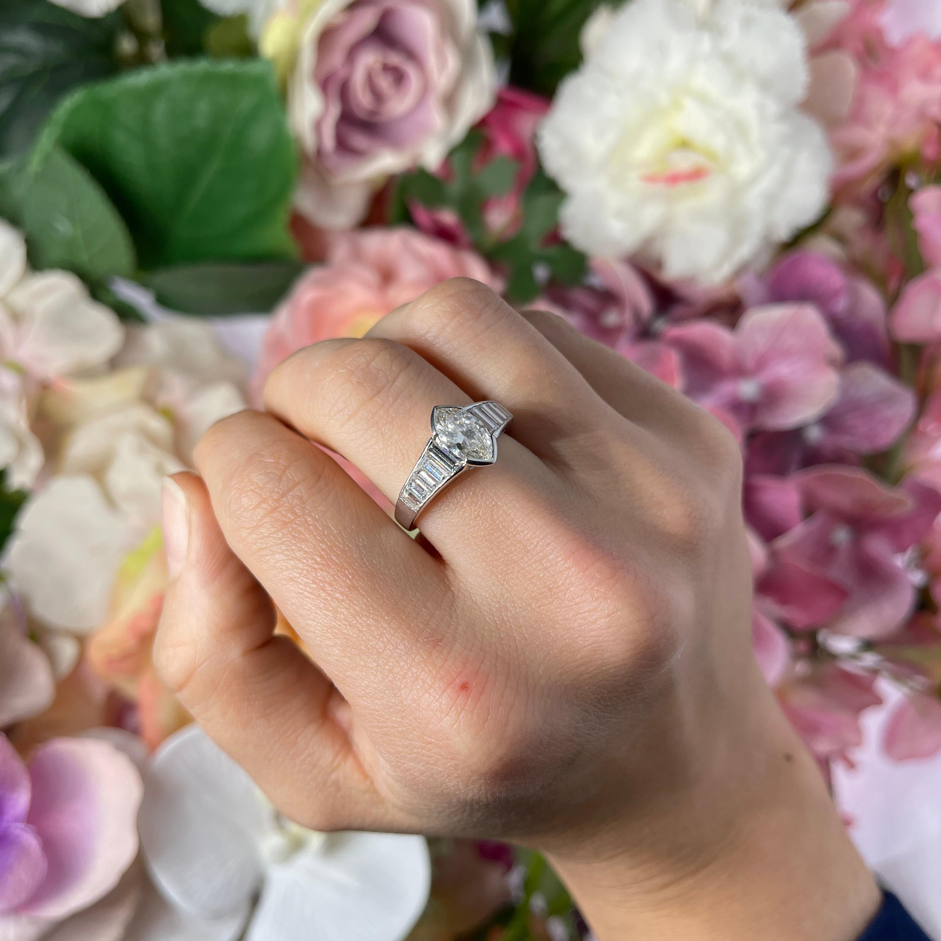 Anello solitario Marquise  Diamante 1,06 carati e Baguette 1,27 carati Oro bianco in vendita 2