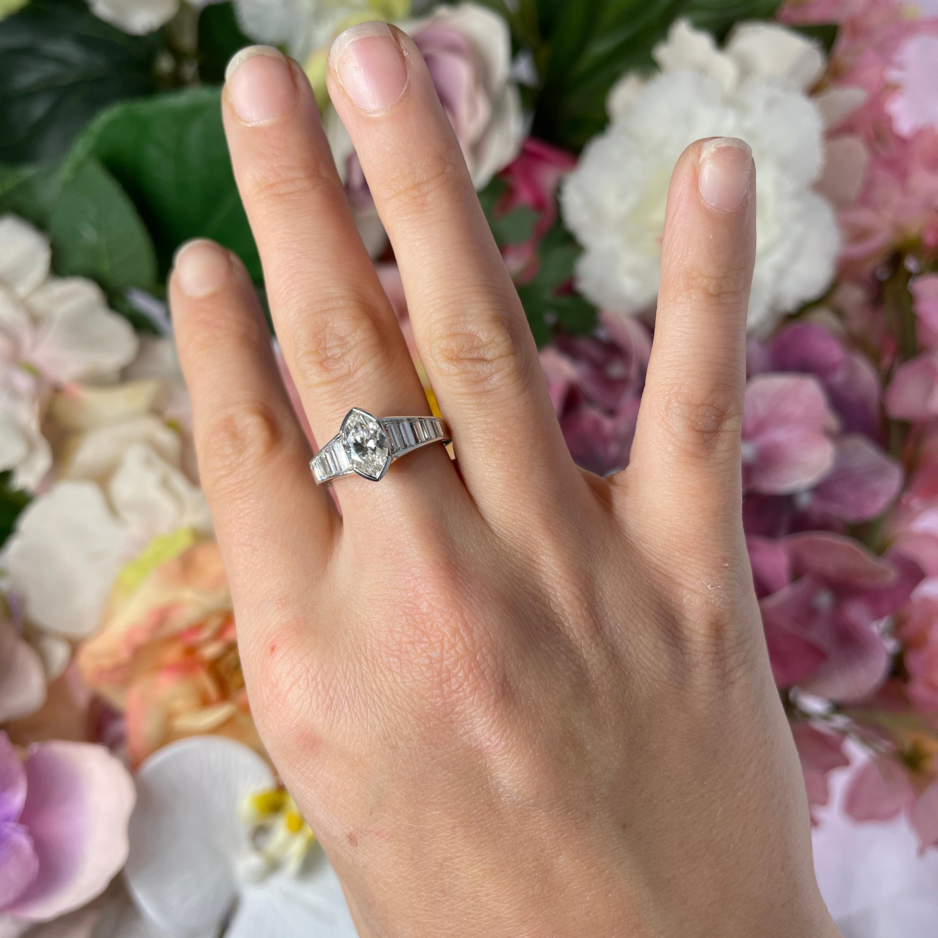 Anello solitario Marquise  Diamante 1,06 carati e Baguette 1,27 carati Oro bianco in vendita 3