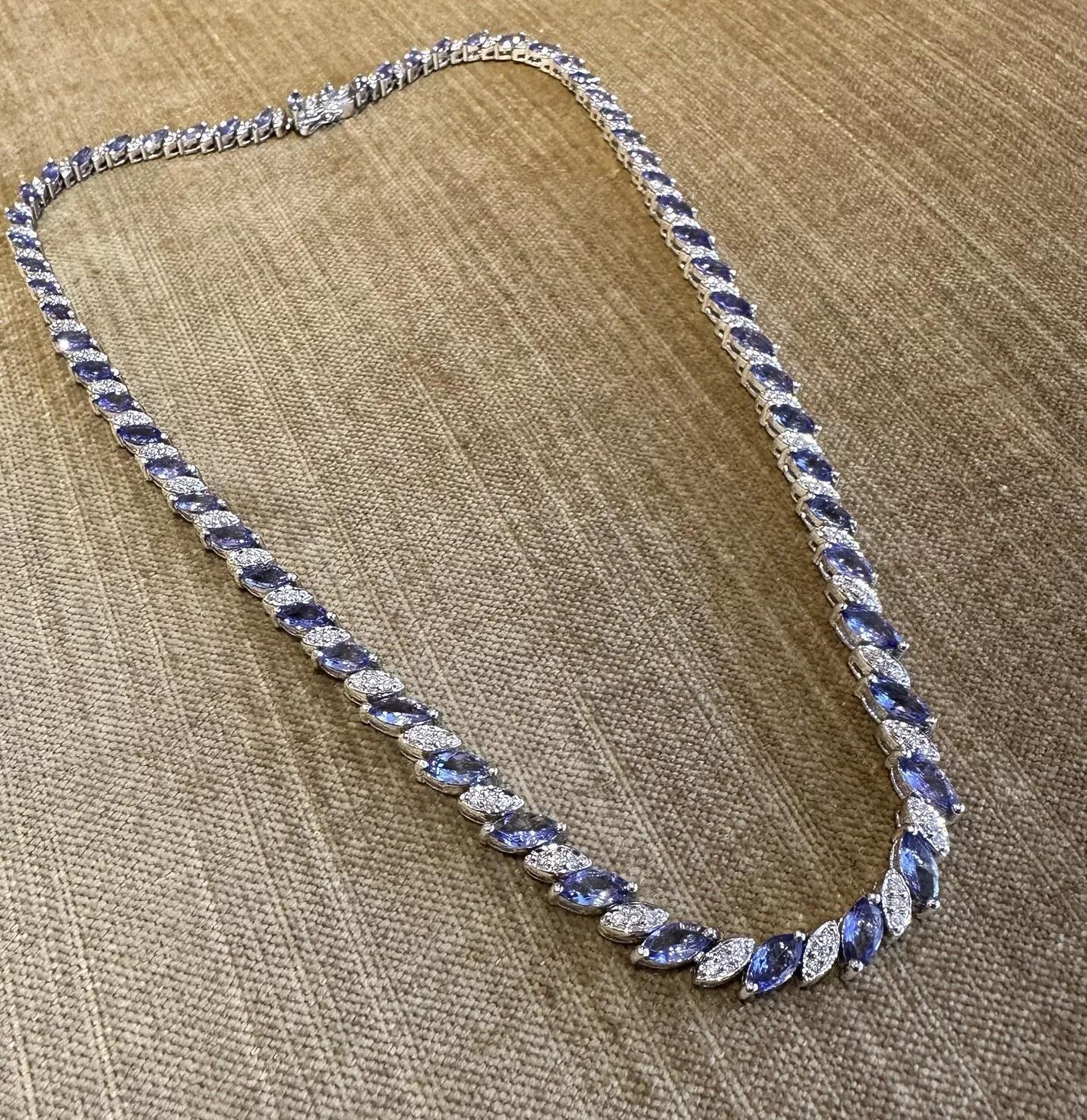 Collana con tanzanite e diamanti rotondi marquise in oro bianco 18 carati

La collana girocollo con tanzaniti e diamanti presenta maglie alternate di tanzaniti a forma di marquise e diamanti rotondi di dimensioni graduali, tutti incastonati in oro