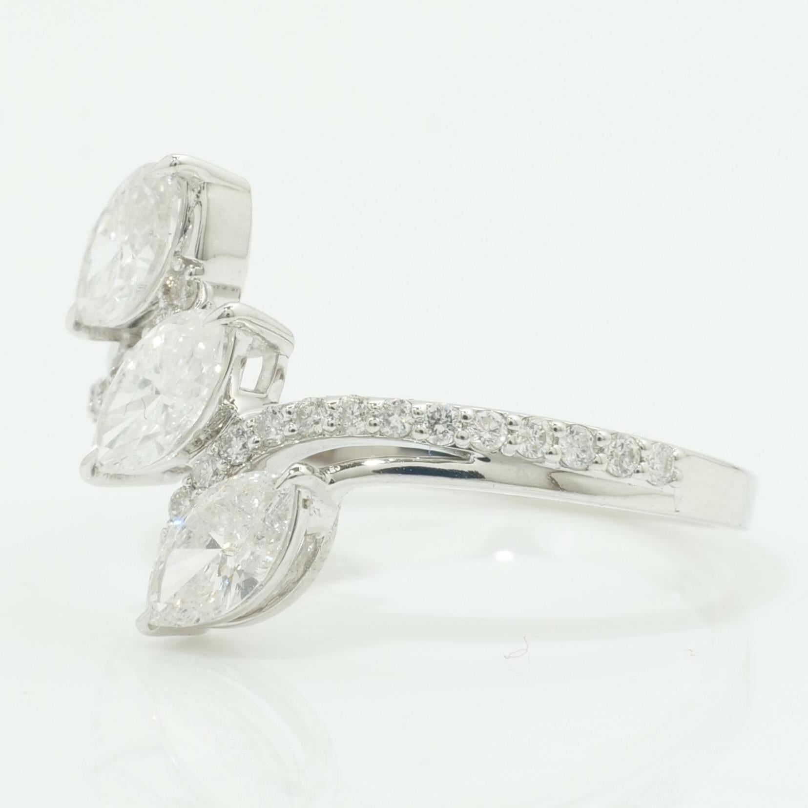 Marquise Trio Diamantring in 14k massivem Gold (zertifiziert) im Zustand „Neu“ im Angebot in New Delhi, DL