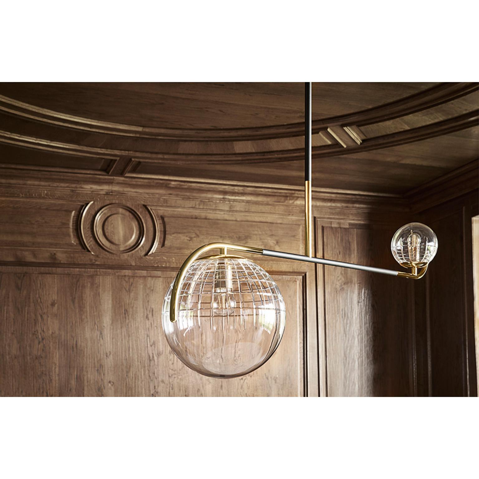 Lampada a sospensione Marquise Tumbler 2 di MM Lampadari
Dimensioni: D 30 x L 131 x H 107 cm. 
Materiali: Metallo e vetro soffiato.

Disponibile in due diverse dimensioni. Tutte le nostre lampade possono essere cablate a seconda del Paese. Se viene