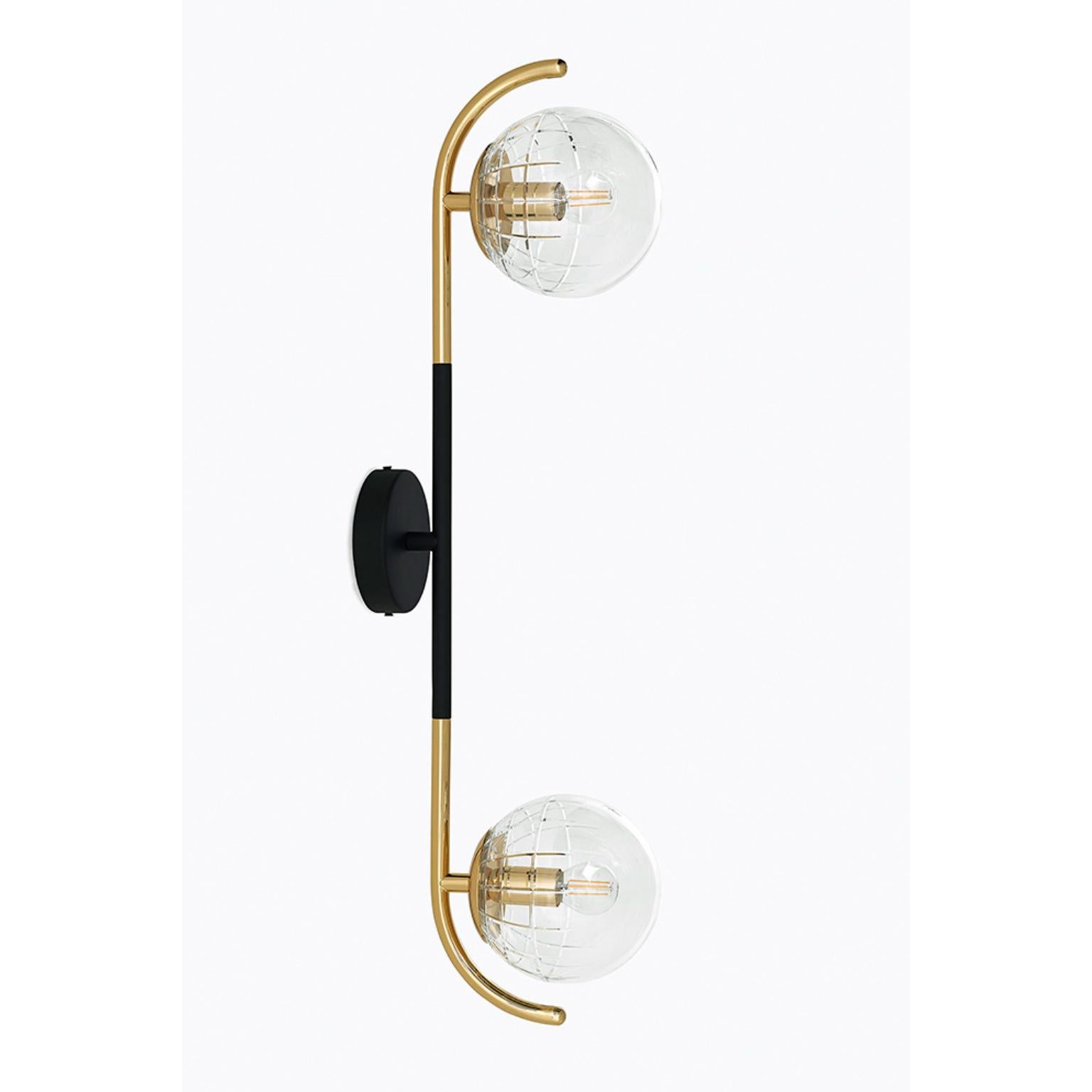 Lámpara de Pared Vaso Marquesa de MM Lampadari
Dimensiones: P 17 x An 80 x Al 26 cm. 
Materiales: Metal y cristal soplado.

Las dimensiones pueden variar. Todas nuestras lámparas pueden cablearse según cada país. Si se vende a EE.UU., se cableará