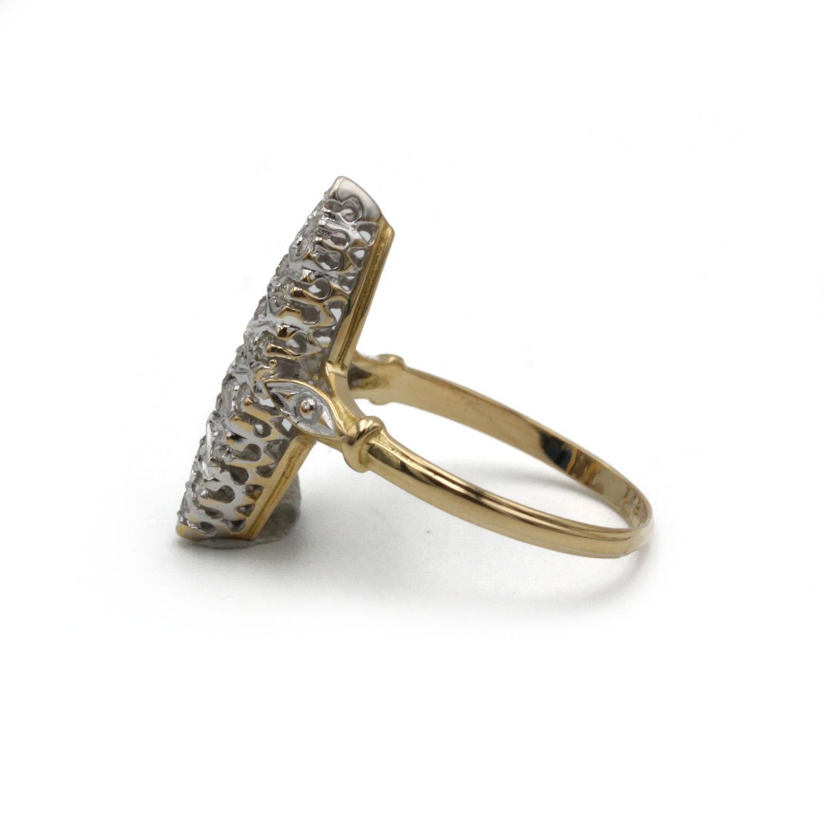 Questa elegante borsa marquise associa subtilment l'or jaune e l'or blanc 18 K. per sublimare dix-neuf diamants taille ancienne, totalisant environ 0,30 carat. La parte superiore, di colore bianco, è utilizzata in una forma di navette allongée, dove