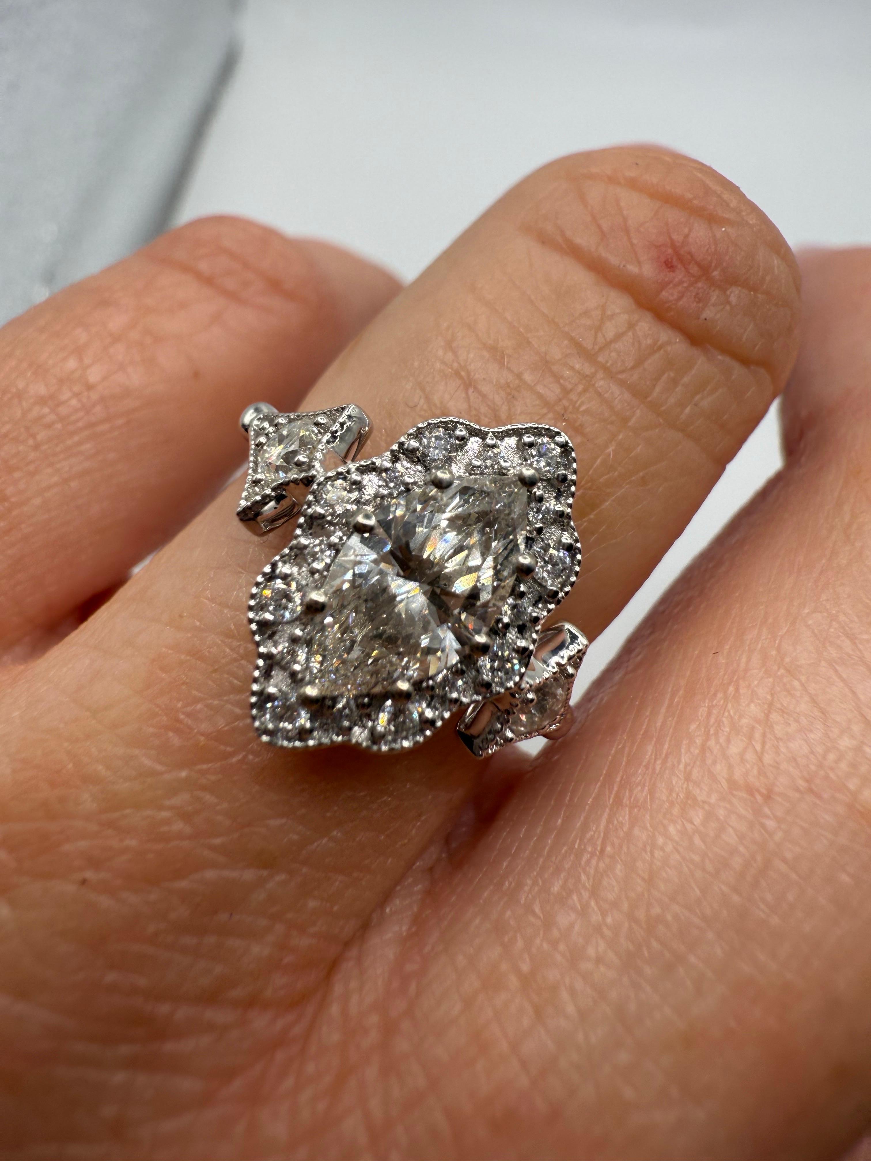 Stupendo anello con diamante da 1,20 carati in oro bianco 14KT, misura 6 - può essere ridimensionato. Realizzato in stile vittoriano con molti dettagli sull'anello. I diamanti hanno colore G-H e purezza VS-SI.

QUELLO CHE TROVI PRESSO LA GIOIELLERIA