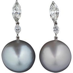 Boucles d'oreilles pendantes en or 18 carats avec perles australiennes et diamants blancs marquants