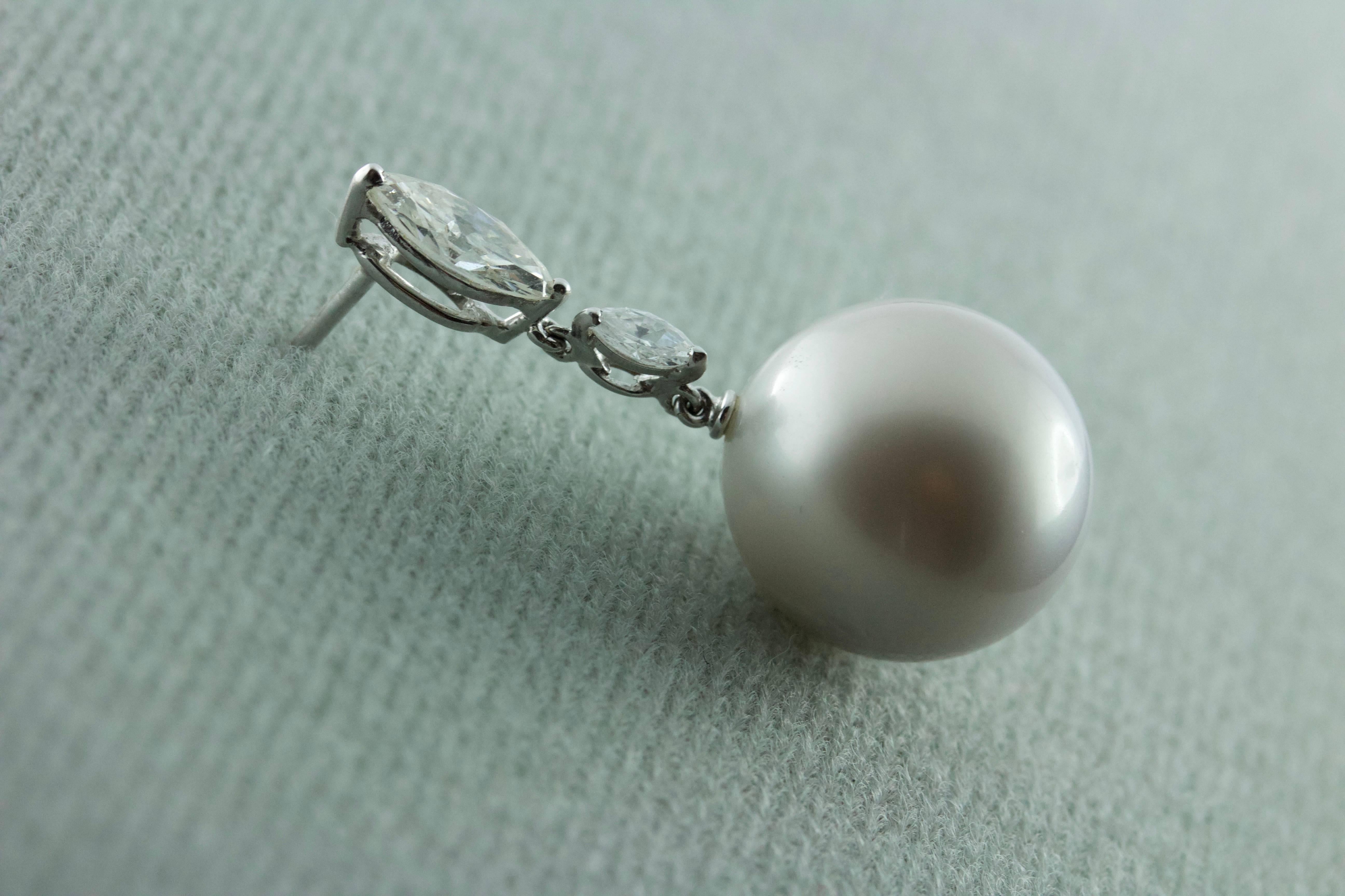Taille Marquise Boucles d'oreilles pendantes en or 18 carats avec perles australiennes et diamants blancs marquants en vente