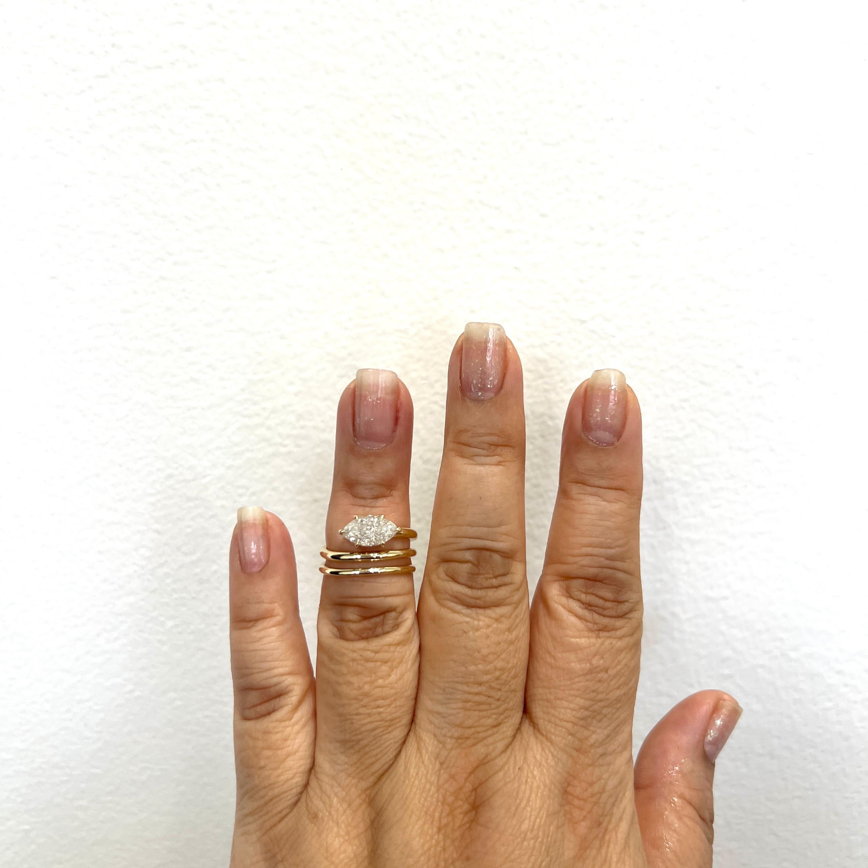 Bellissima marquise di diamanti bianchi e luminosi da 1,60 ct.  Realizzato a mano in oro giallo 14 carati.  Anello misura 5,5.  