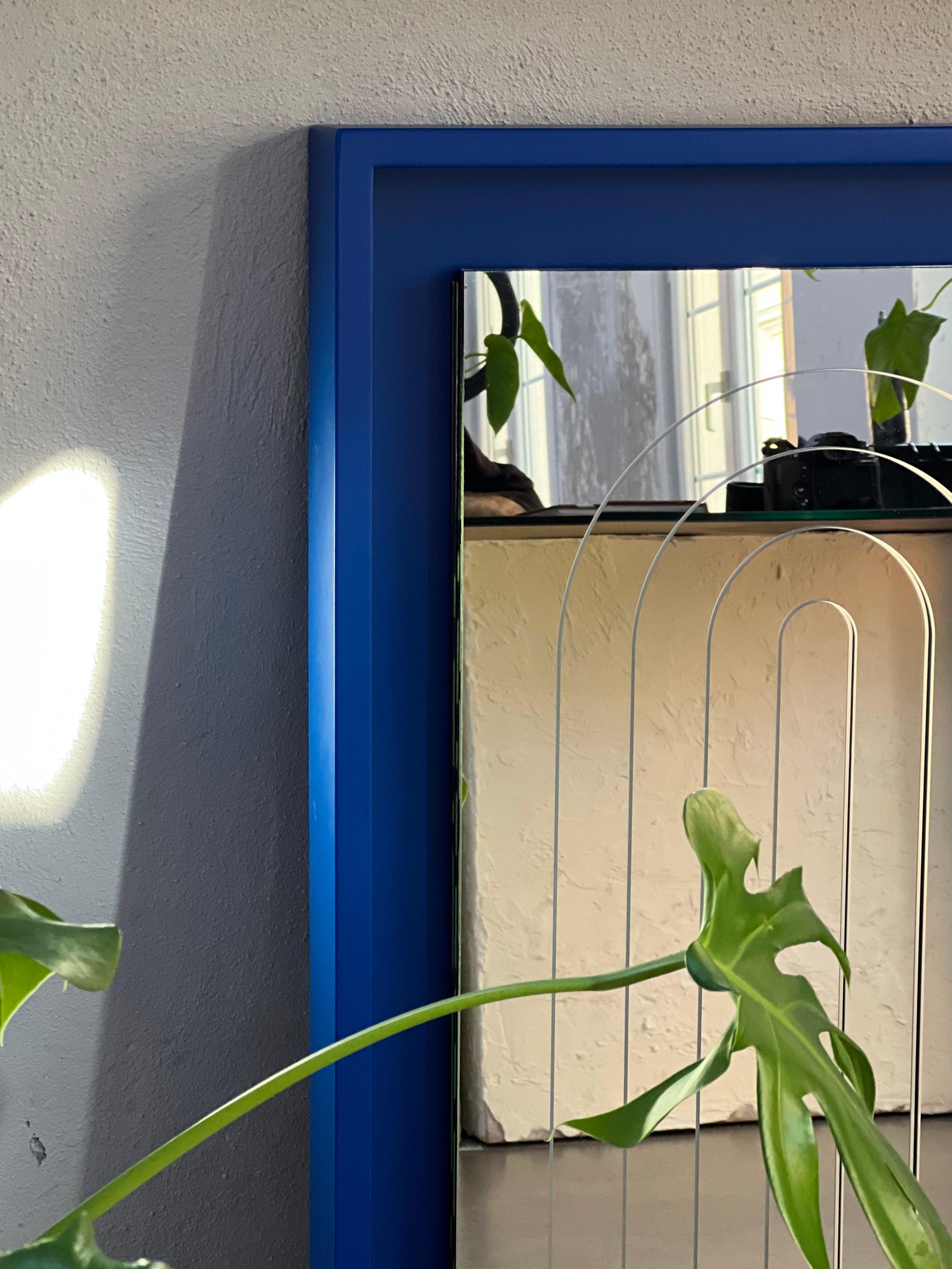 Moderne Miroir laqué bleu de Marrakech de style moderniste en vente